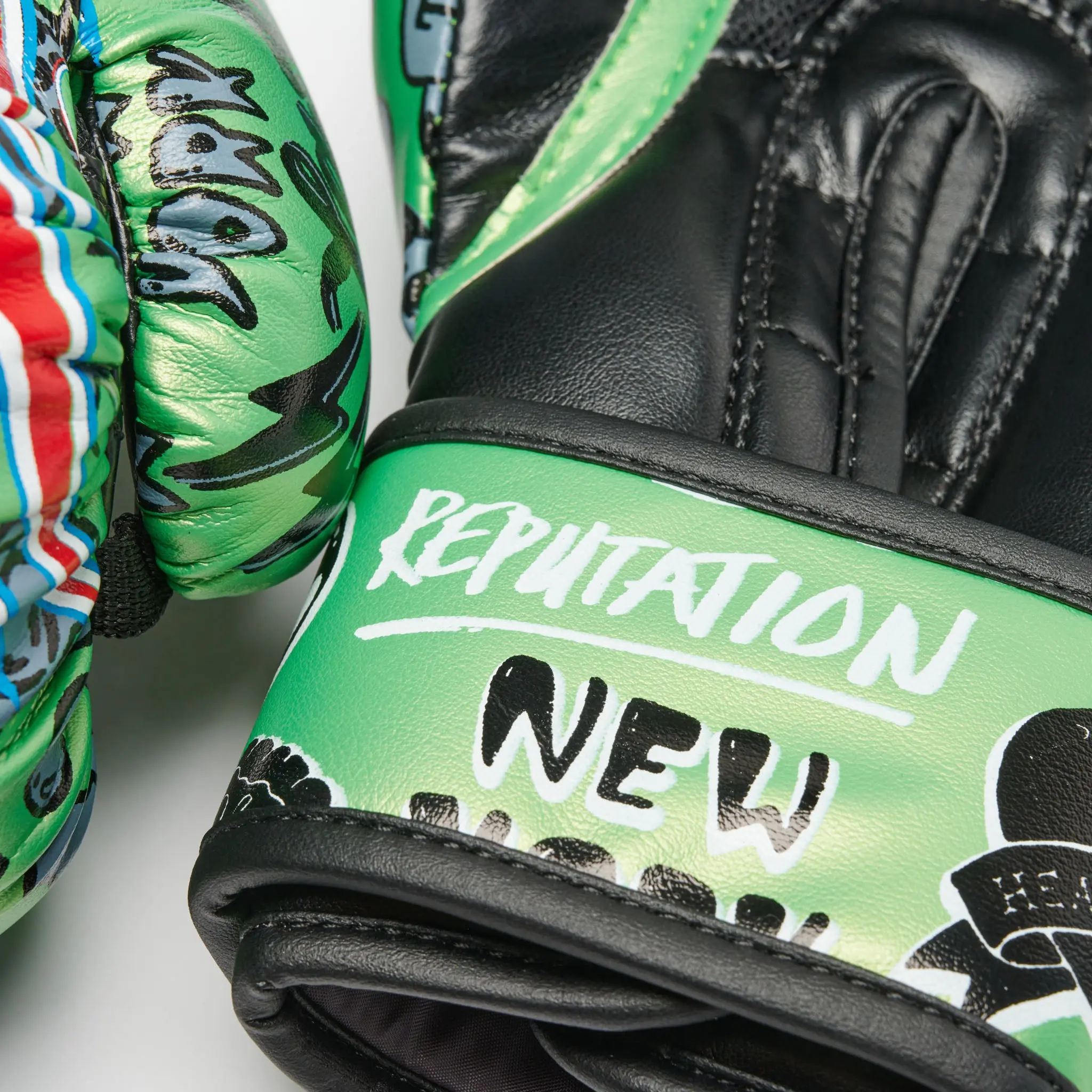 Leone ДЕТСКИ Боксови Ръкавици FLAMES Kids Boxing Gloves GN407J - Green близък план на графика