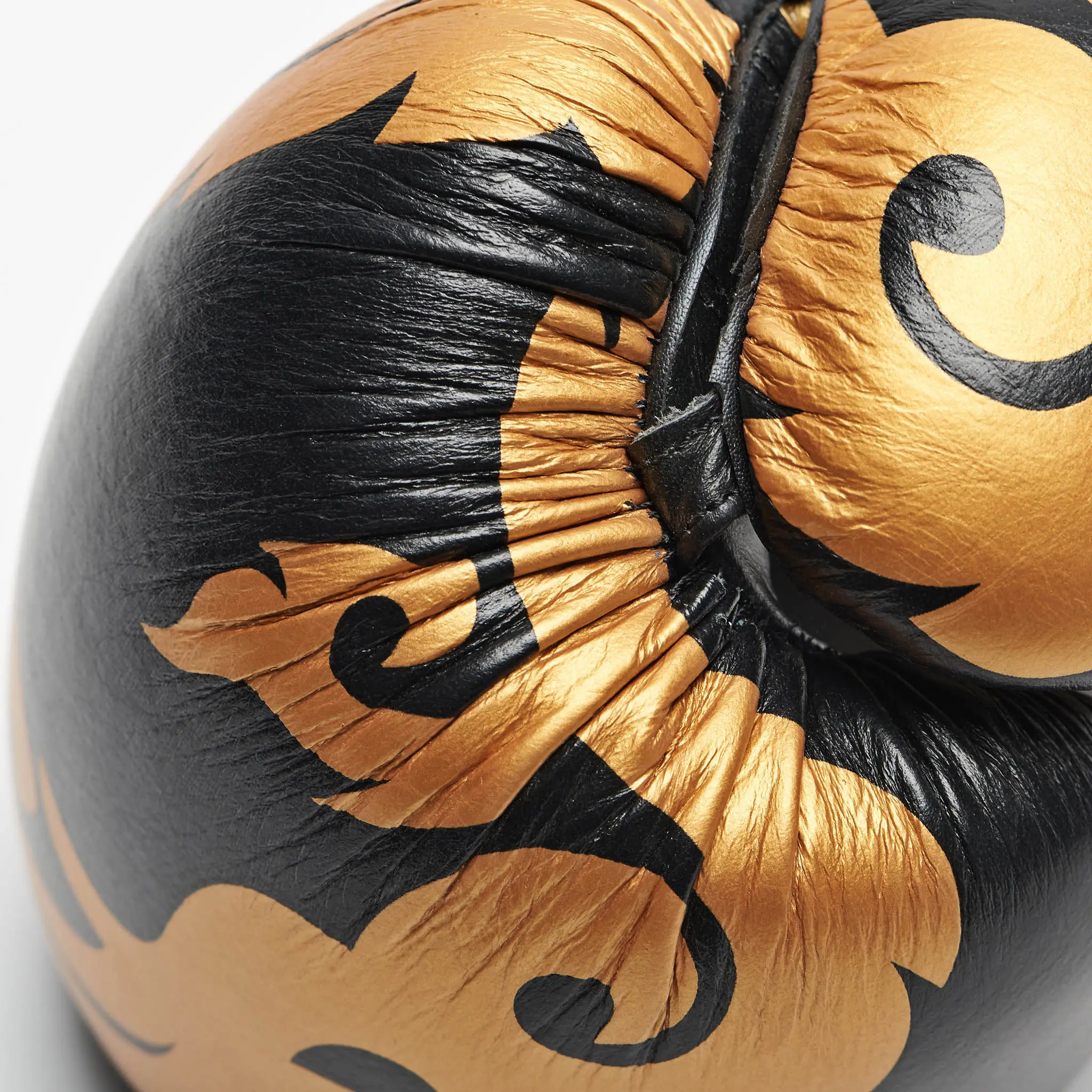 Leone - Muay Thai Boxing Gloves GN031 - Black, детайл на златен принт