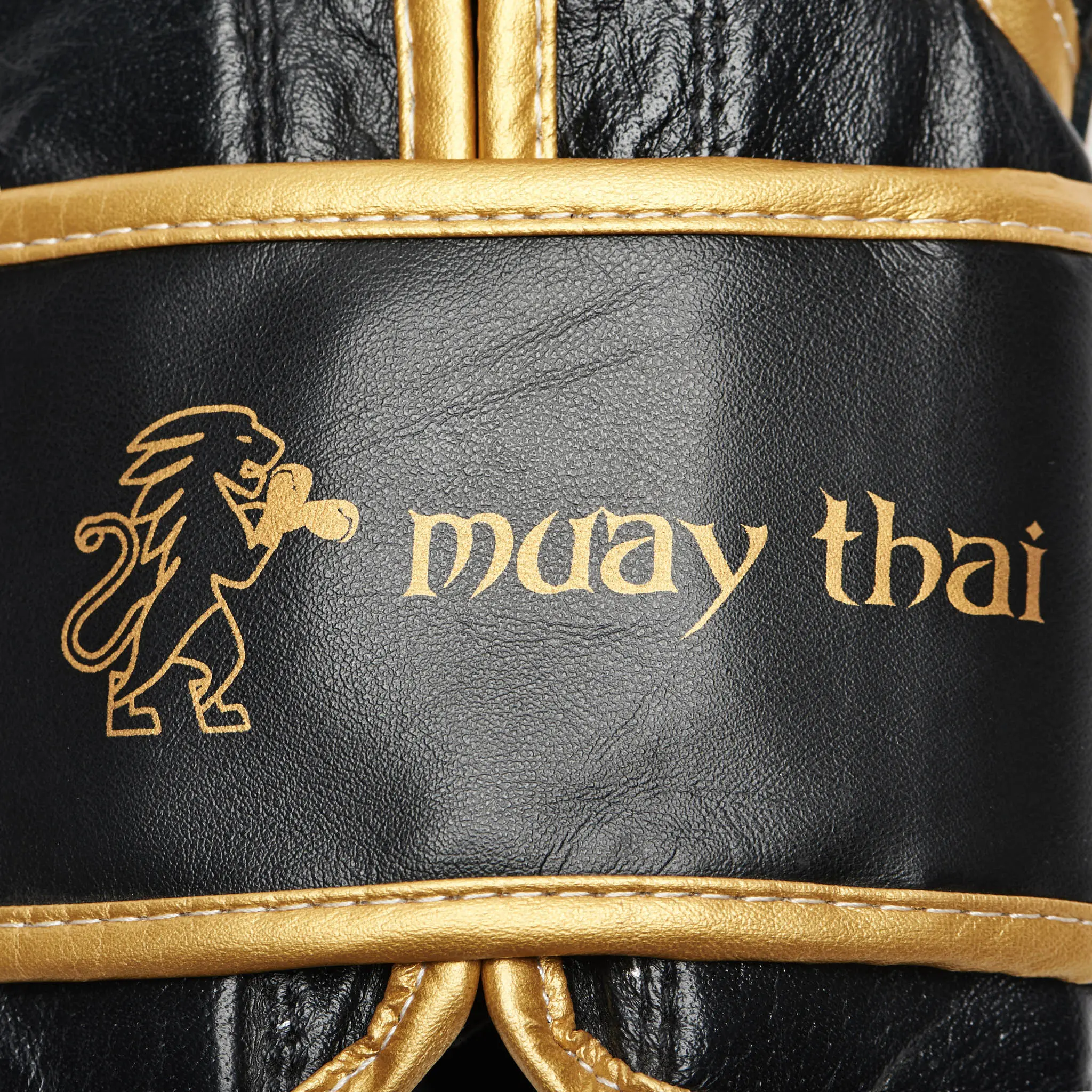 Leone - Muay Thai Boxing Gloves GN031 - Black, детайл на златен надпис Muay Thai