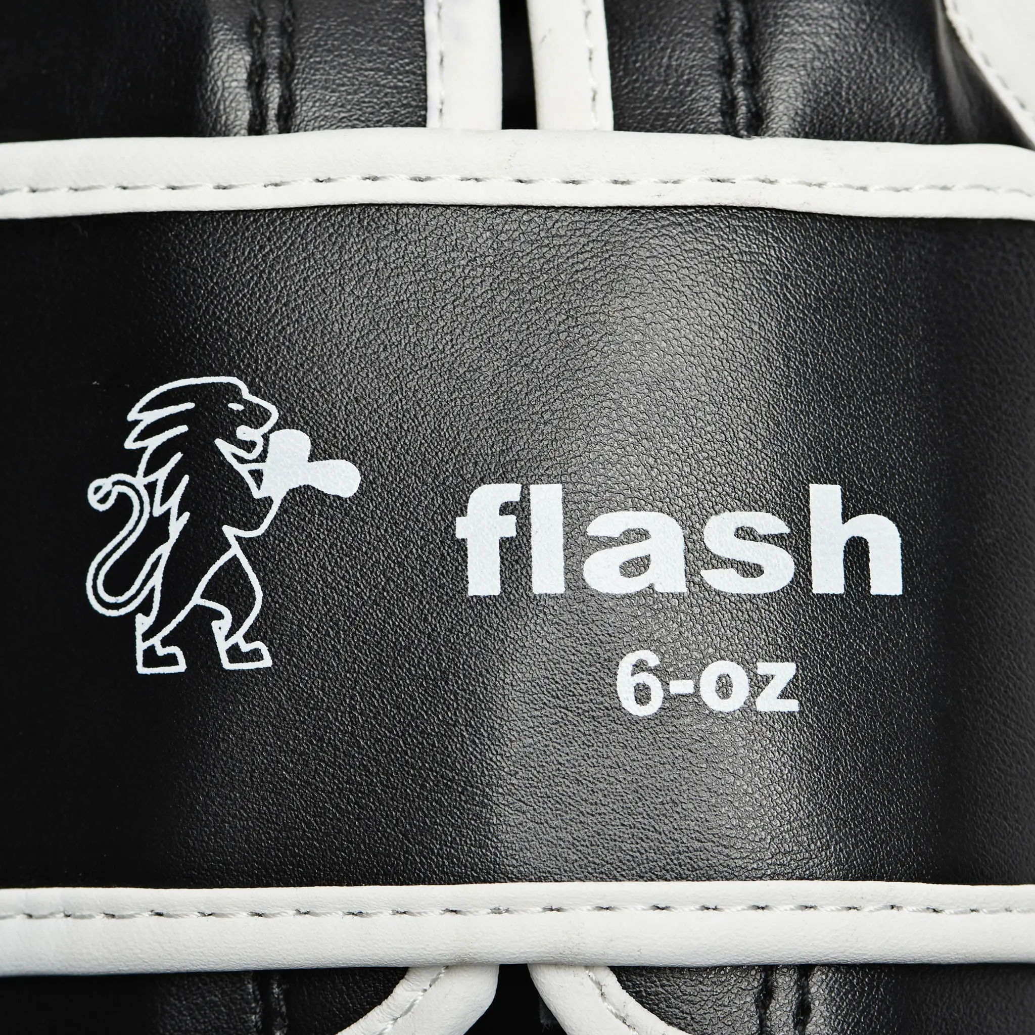 Leone - Детски ръкавици - JUNIOR BOXING GLOVES FLASH GN083J / Black, детайл на надпис flash 6-oz