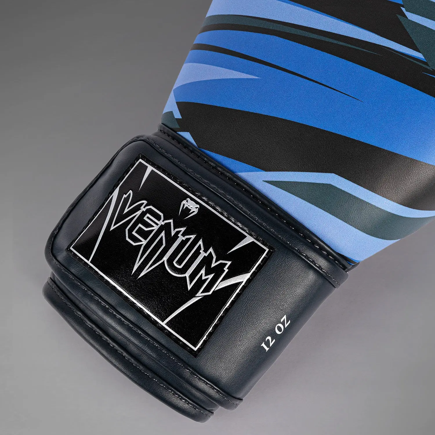 Venum Abyss Boxing Gloves - Shadow Blue, представяне отстрани