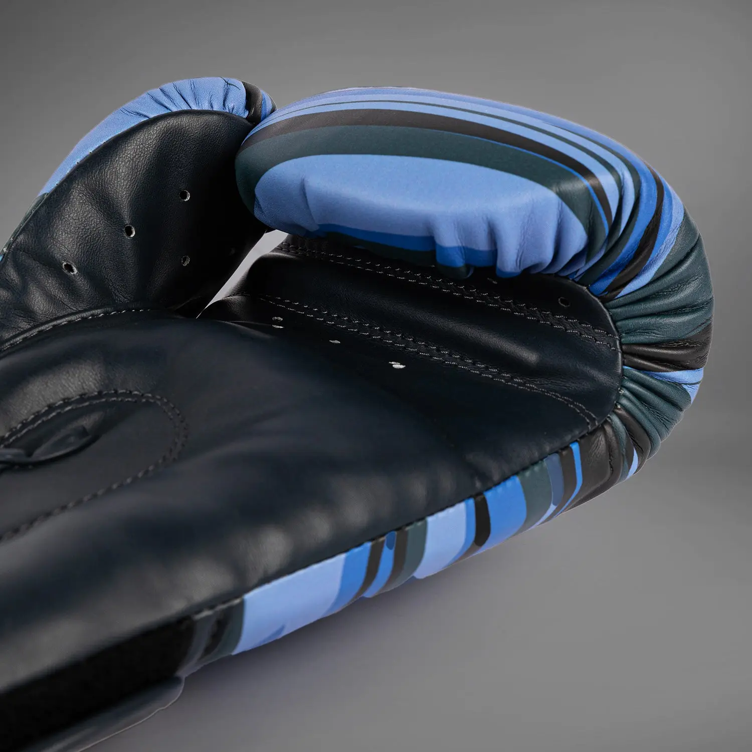 Venum Abyss Boxing Gloves - Shadow Blue, близък план на логото