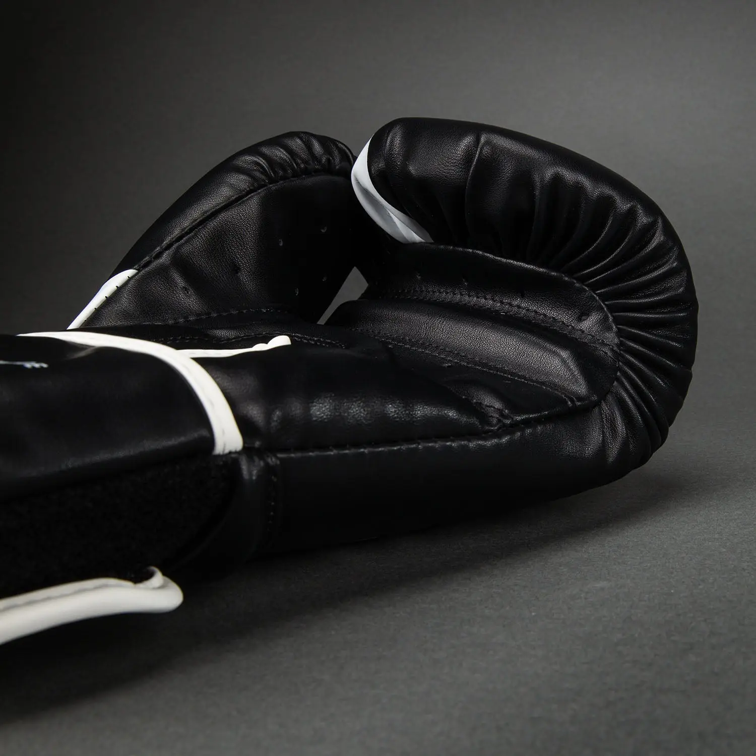 Venum Challenger 2.5 Boxing Gloves – Black/White страничен изглед