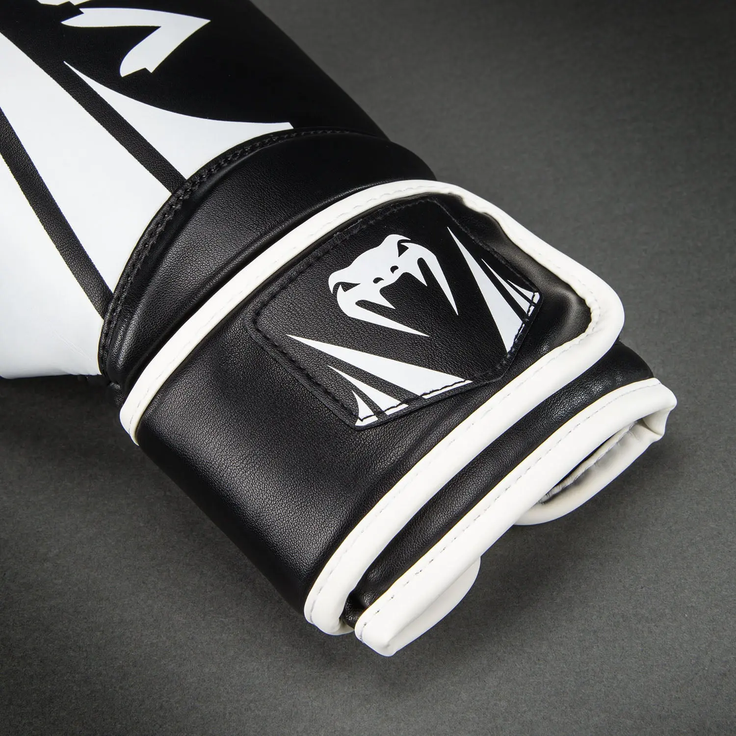 Venum Challenger 2.5 Boxing Gloves – Black/White детайл