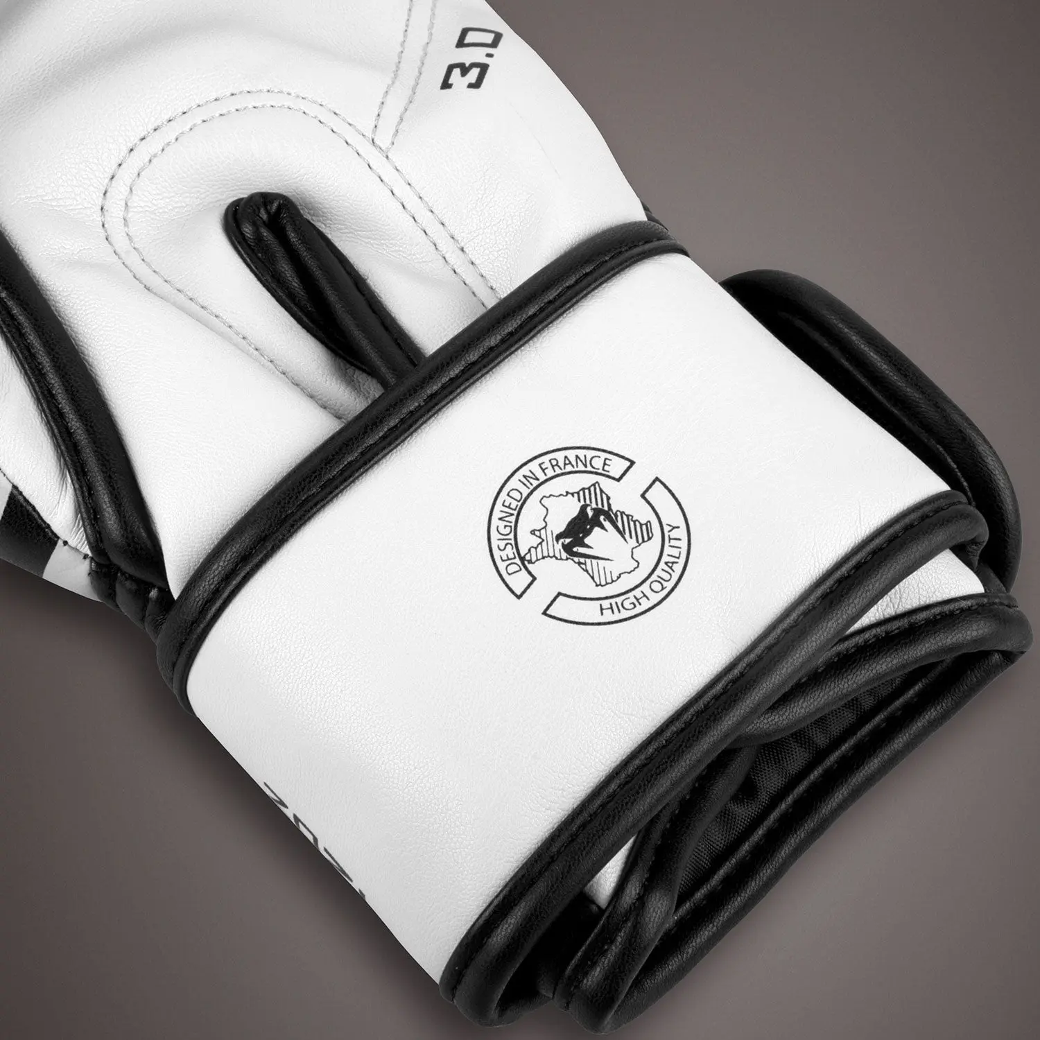 Venum Challenger 3.0 Boxing Gloves - Black/White детайл логото на Venom