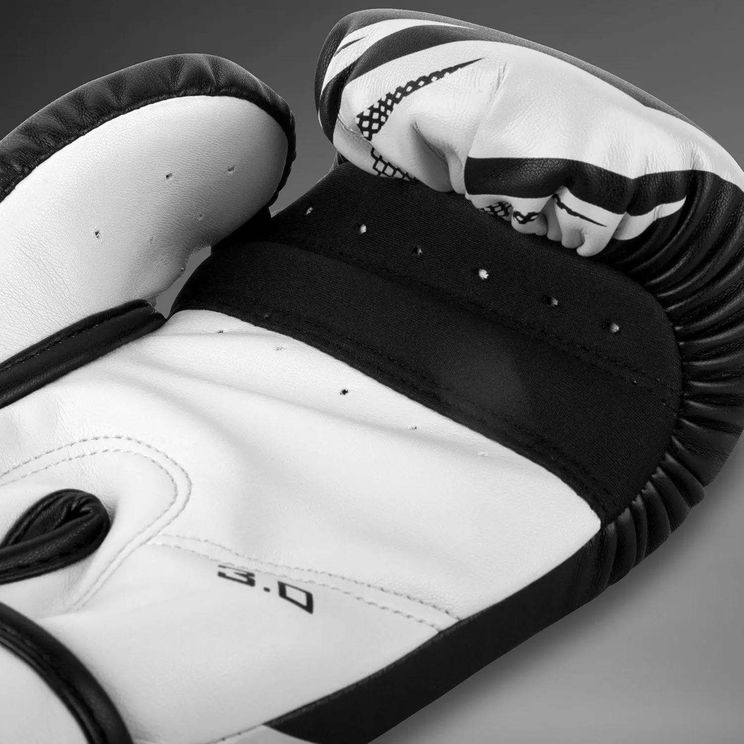 Venum Challenger 3.0 Boxing Gloves - Black/White детайл вентилация