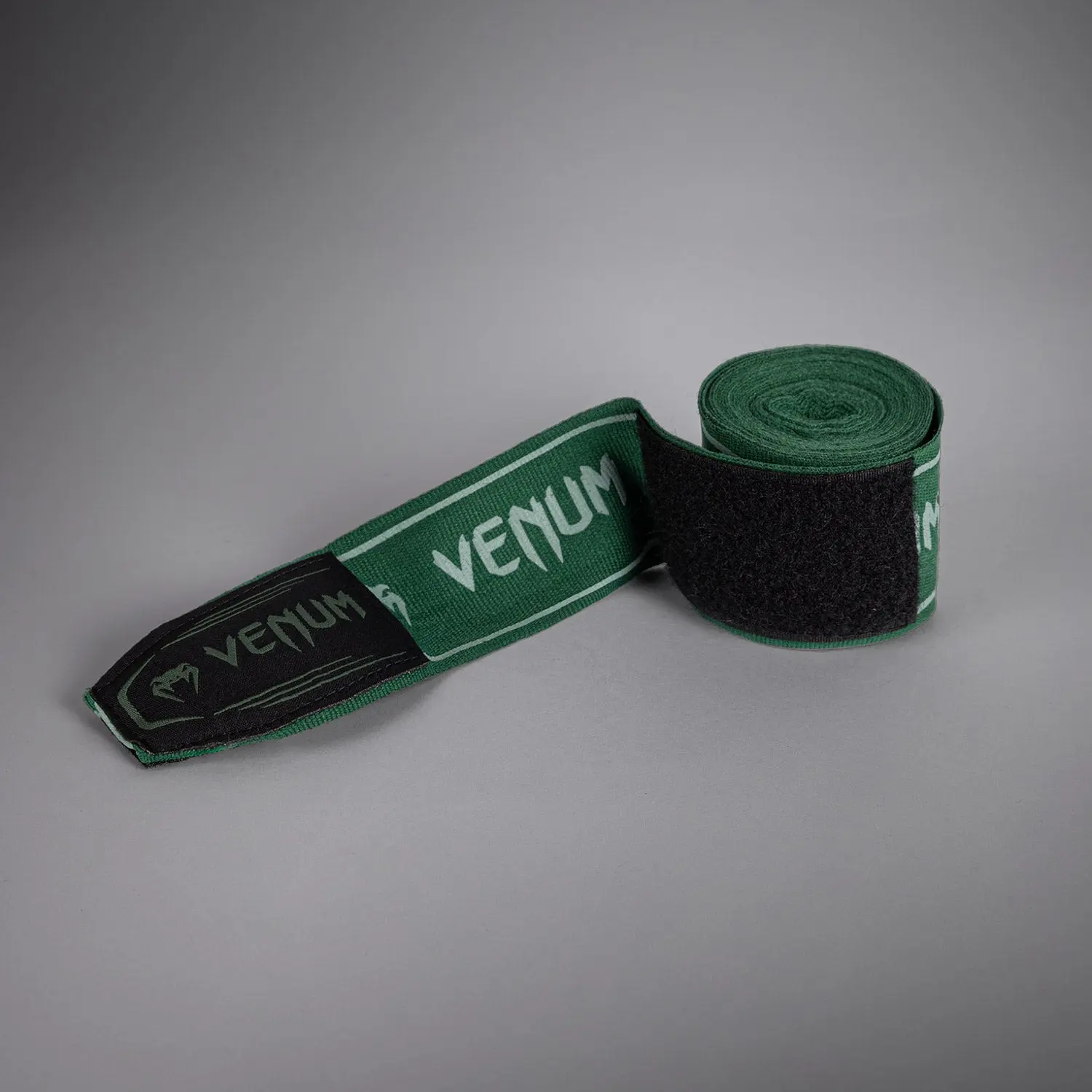 Бинтове Venum - 4M / Khaki, преден изглед на едната лента и навитата другата