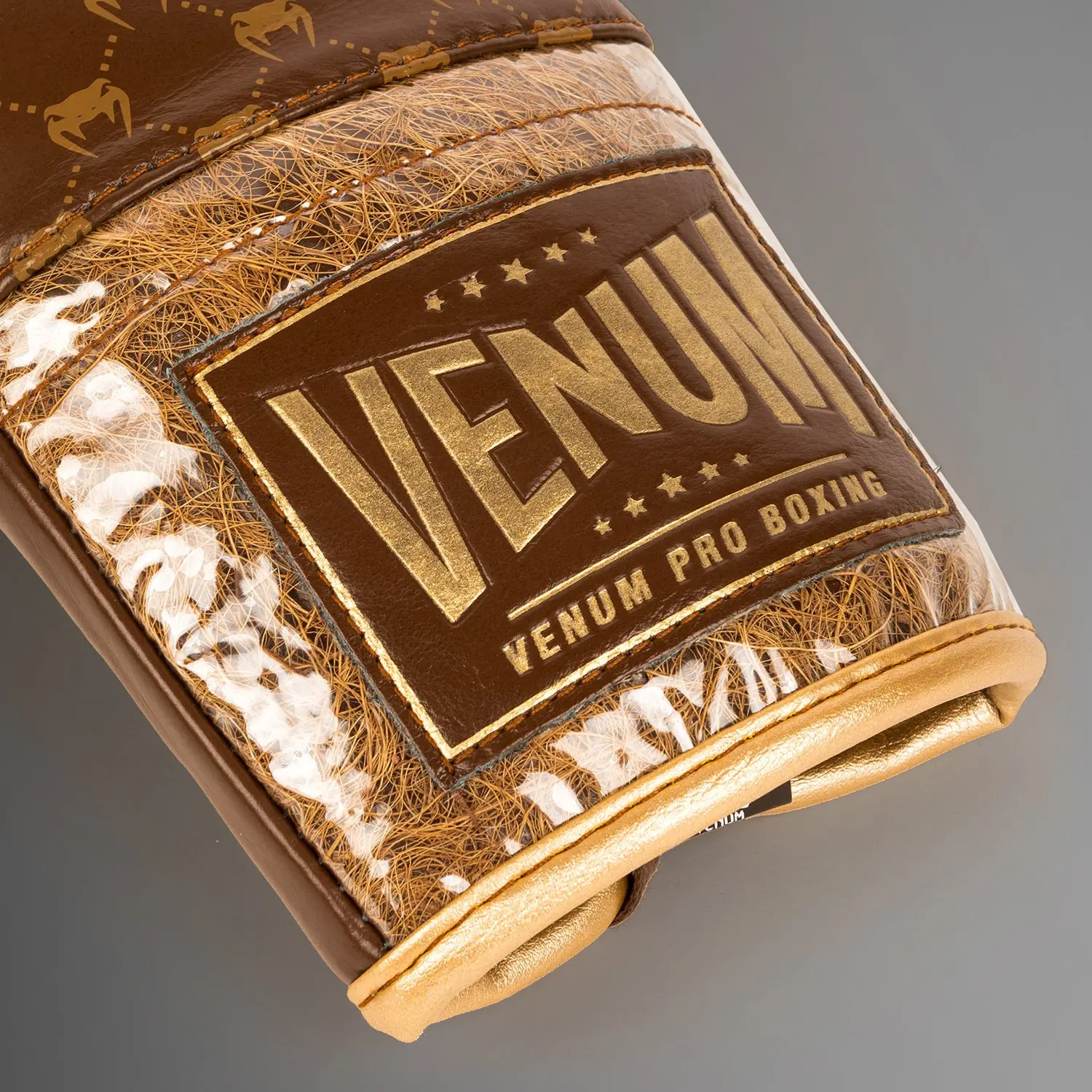 Venum Coco Monogram Pro Lace Up Boxing Gloves - Grizzly Brown отзад