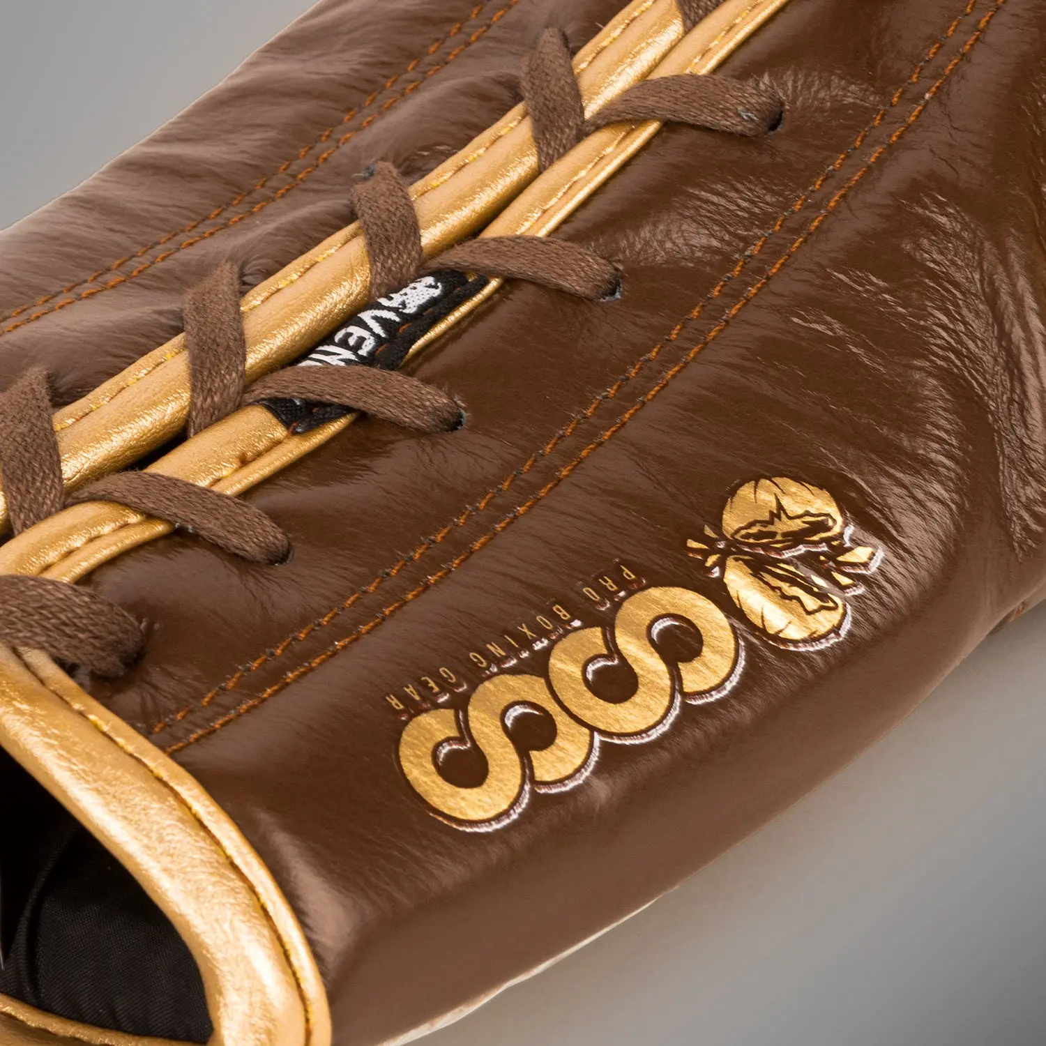 Venum Coco Monogram Pro Lace Up Boxing Gloves - Grizzly Brown детайл на етикета