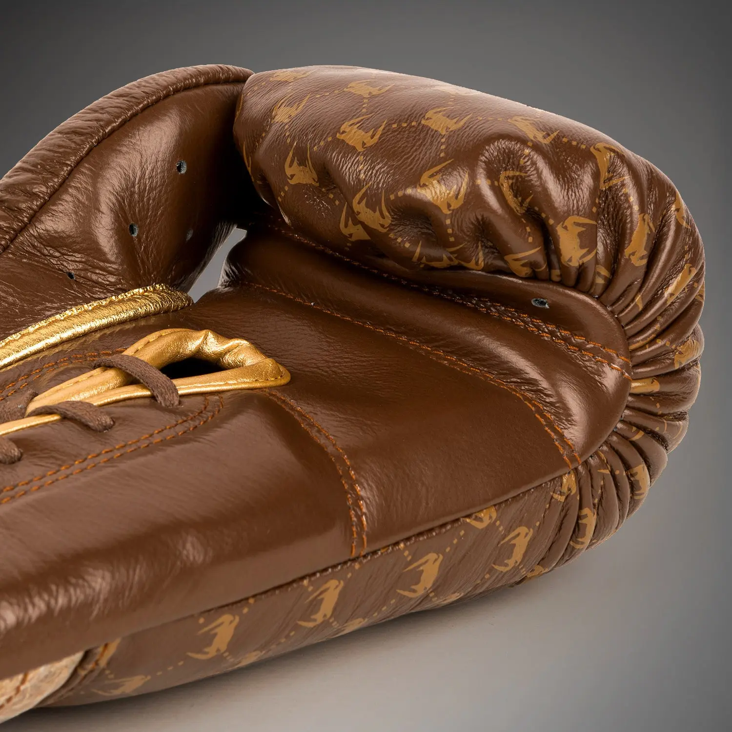 Venum Coco Monogram Pro Lace Up Boxing Gloves - Grizzly Brown детайл на връзките