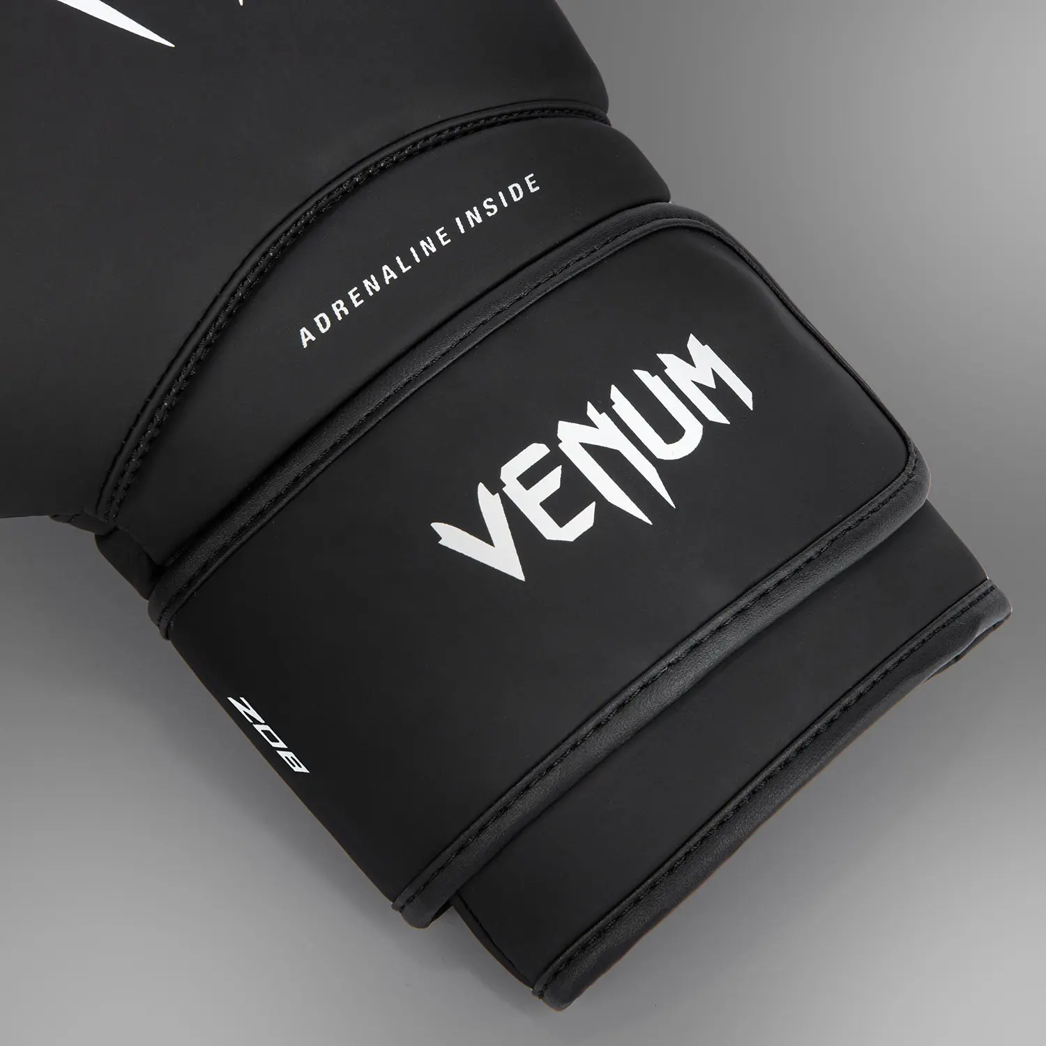 Venum Contender 1.5 боксови ръкавици – преден изглед с една ръкавица