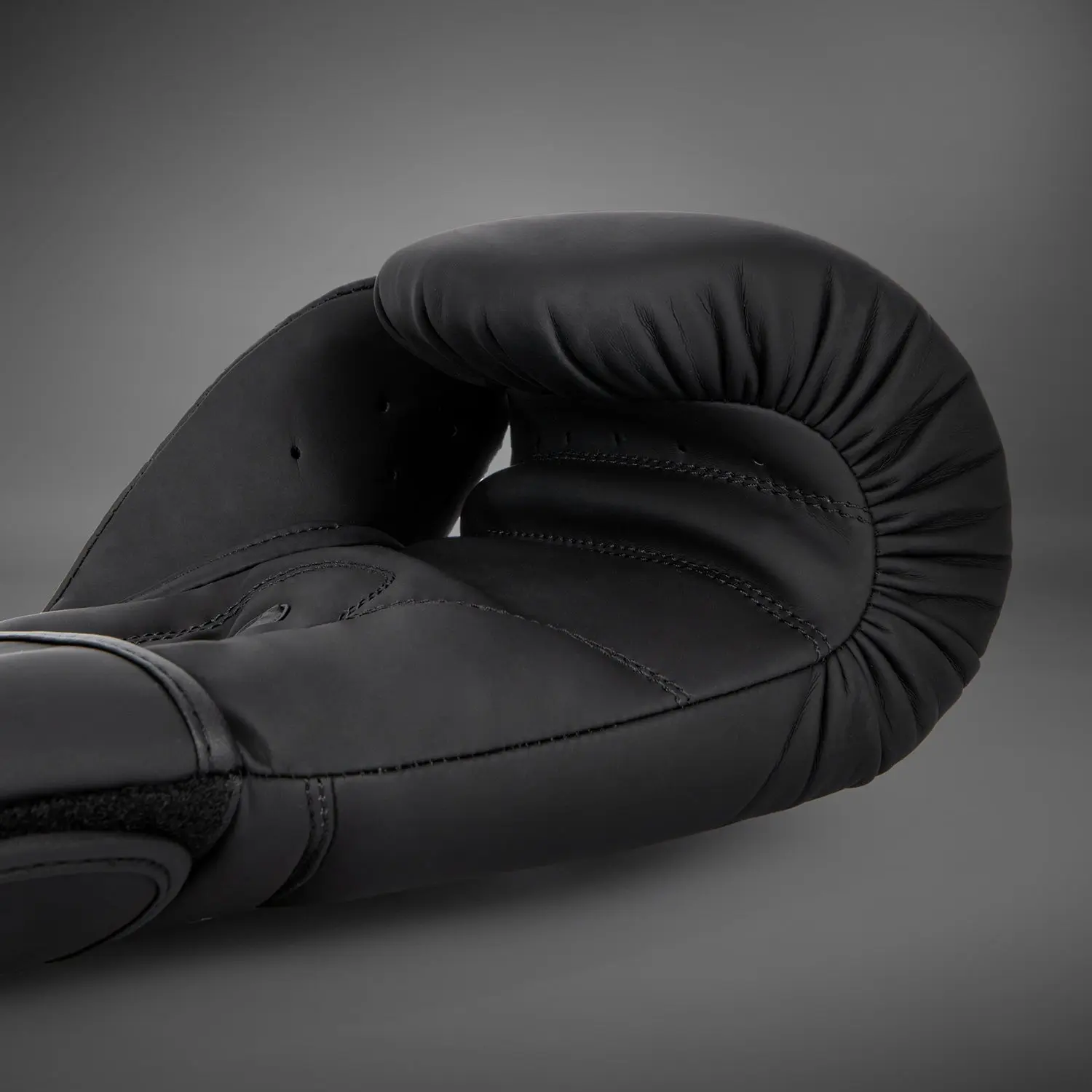 Venum Contender 1.5 боксови ръкавици – близък план на лого и велкро
