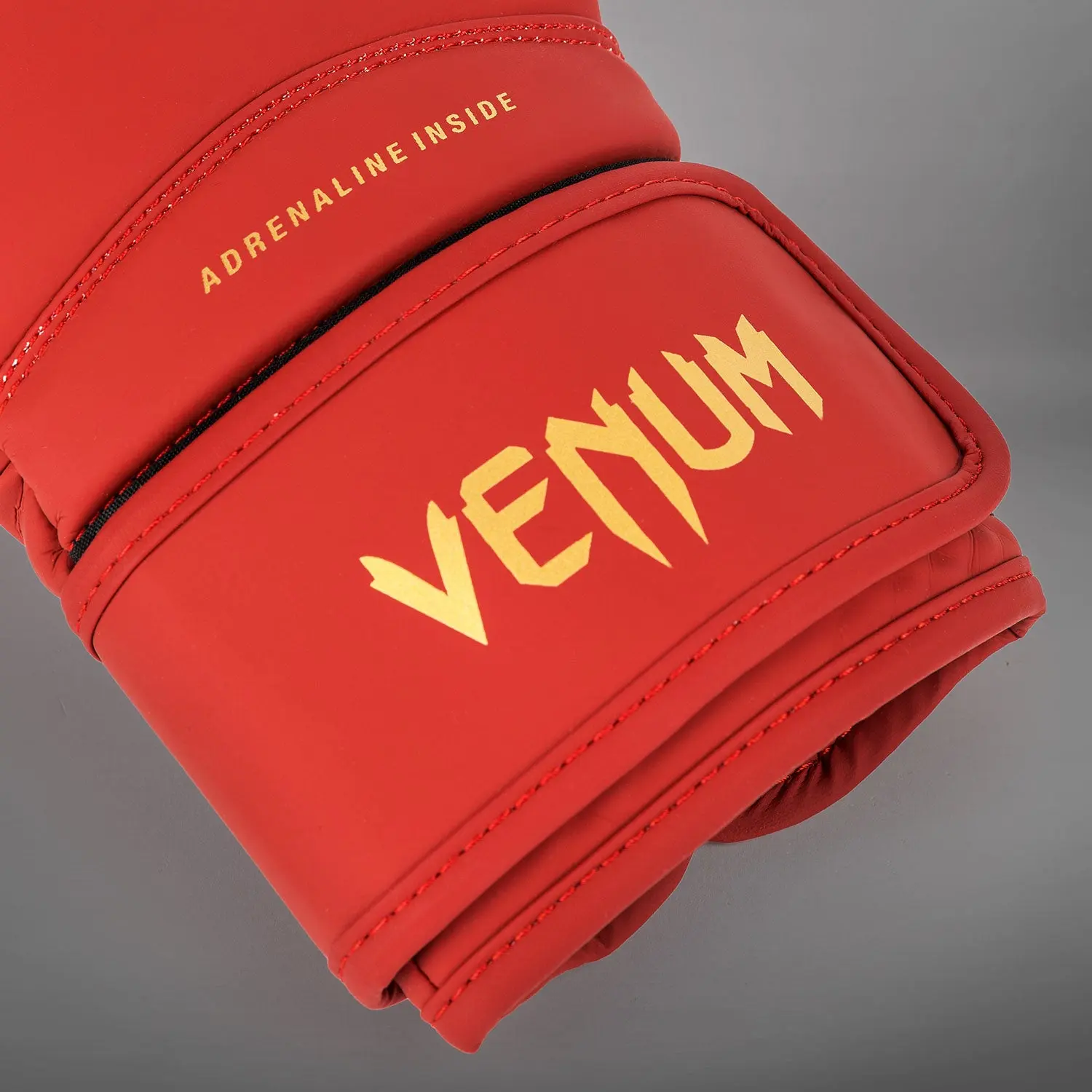 Venum Contender 1.5 Boxing Gloves - Cherry Red страничен изглед