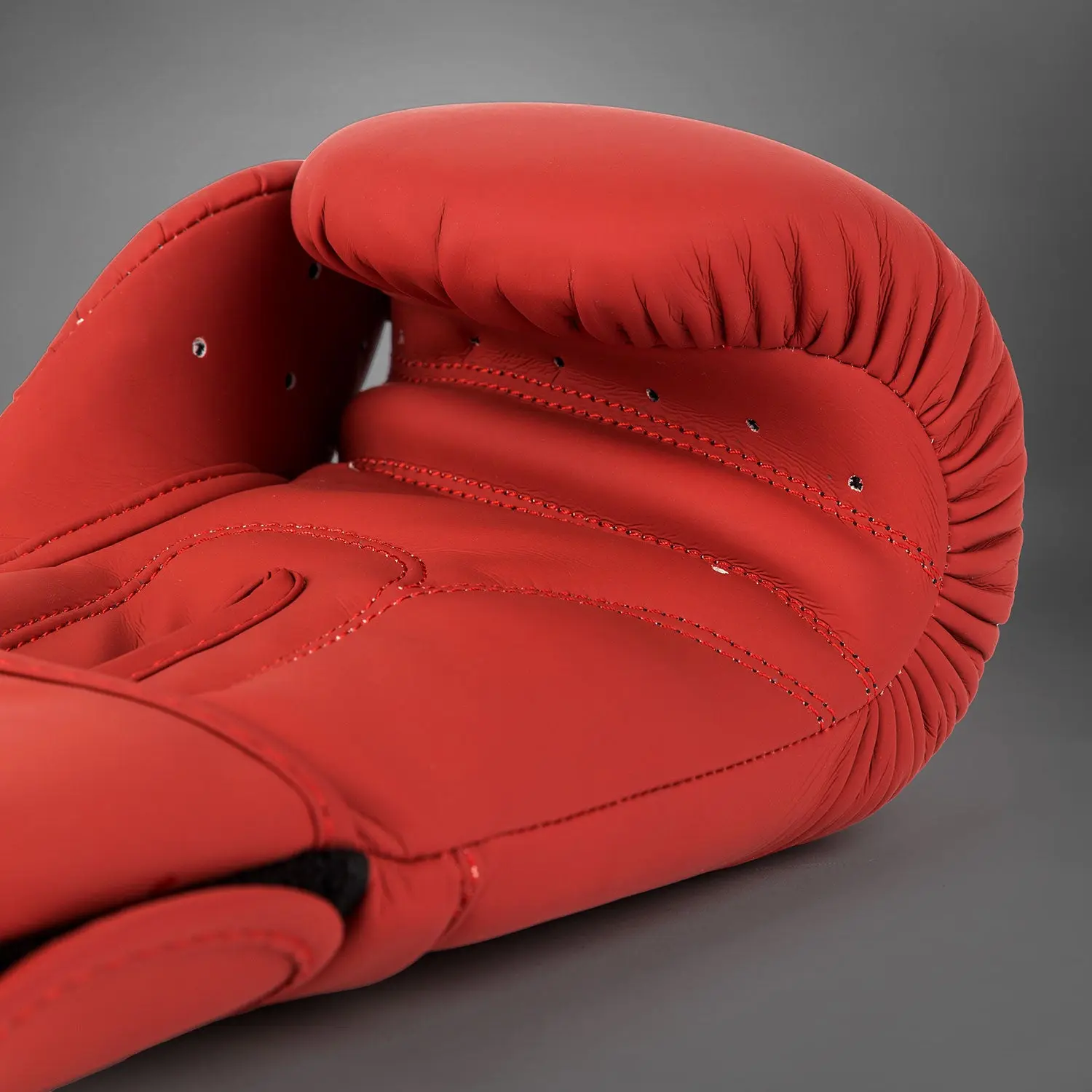 Venum Contender 1.5 Boxing Gloves - Cherry Red детайл на лого