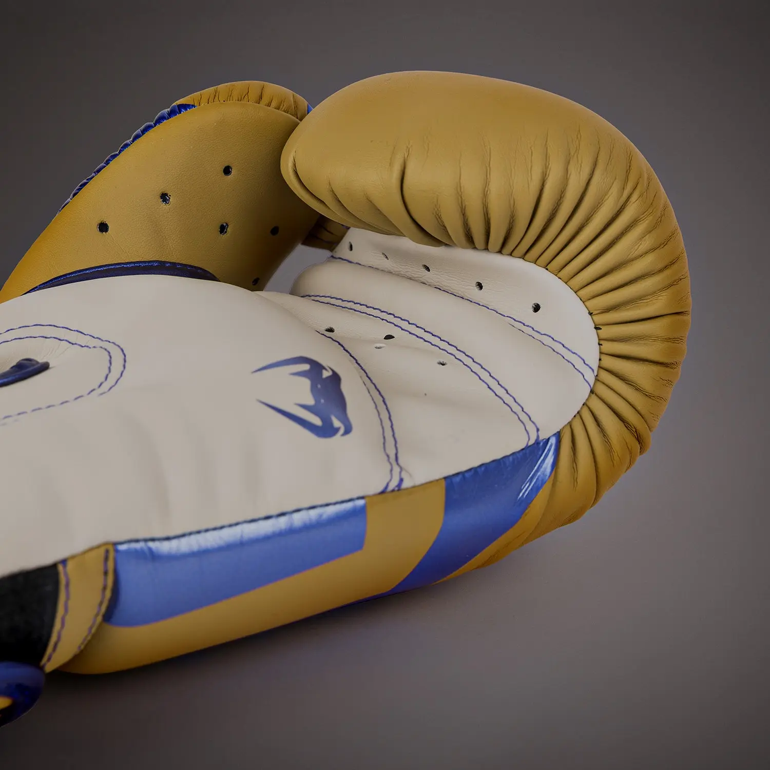 Venum Elite Boxing Gloves - Camel - Special Edition детайл на логото и размера