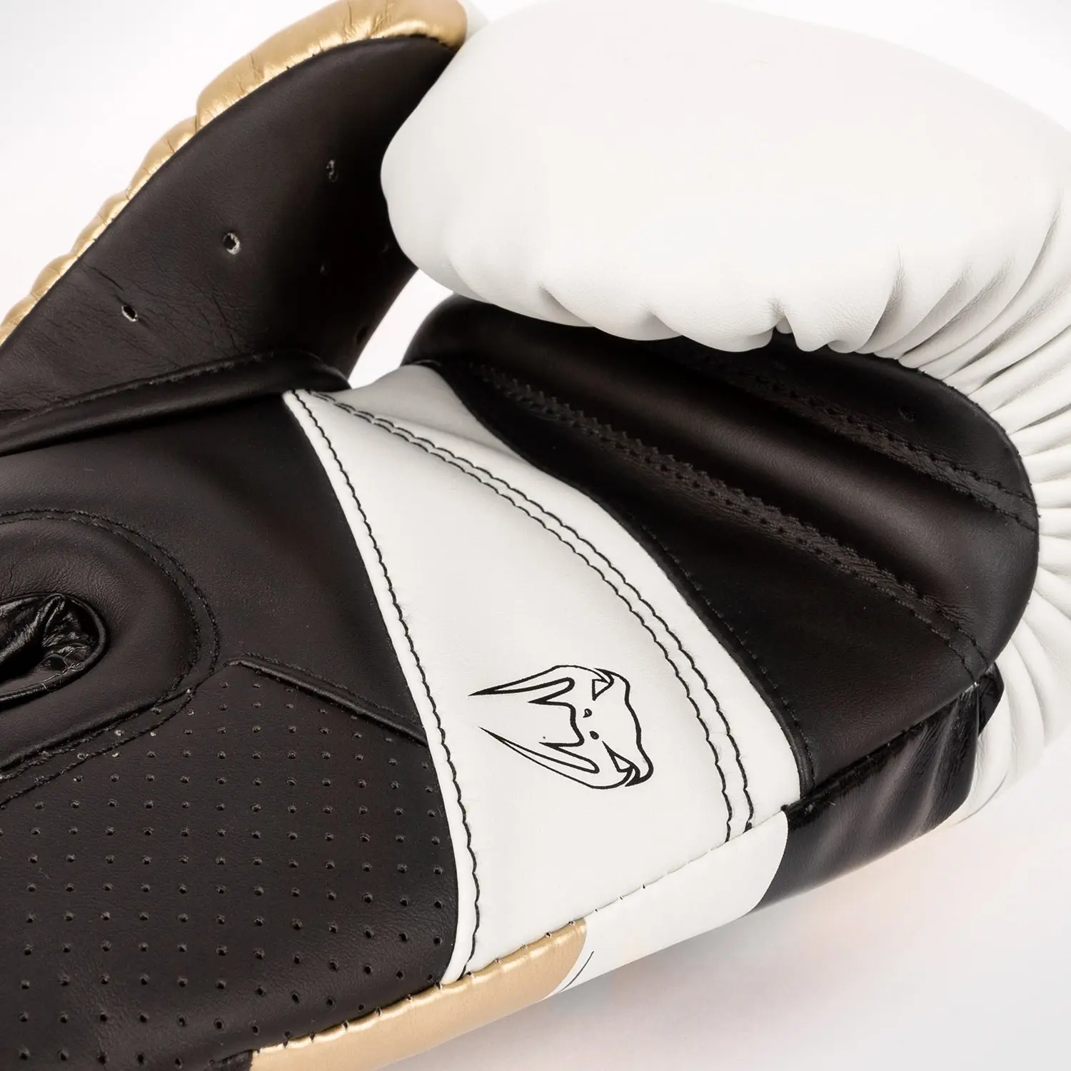 Venum Elite Evo Boxing Gloves - White/Gold детайл на закопчалката