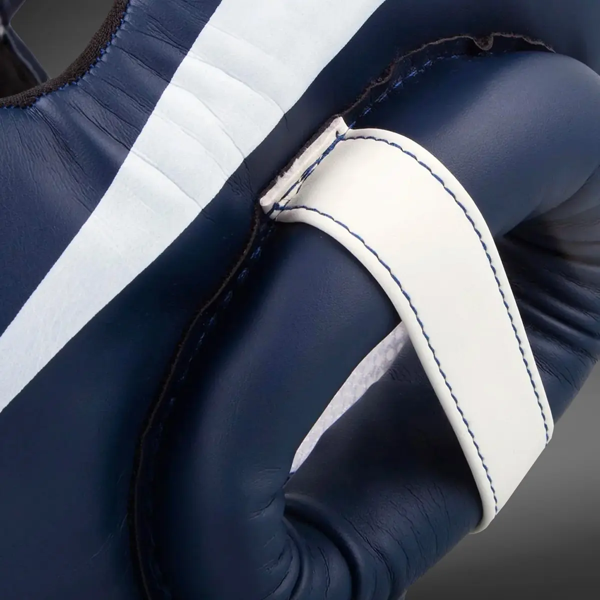 Venum Elite Headgear - White/Navy Blue близо до логото