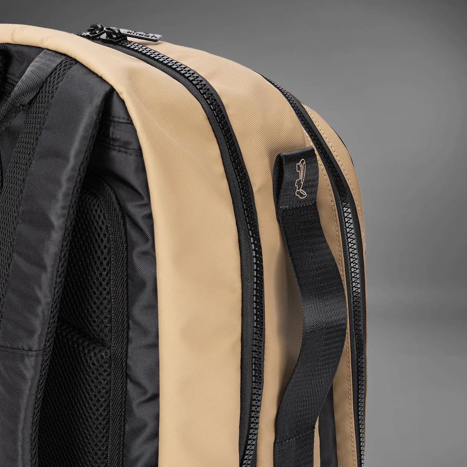 Venum Evo 2 Backpack (20-25L) - Black/Sand, заден изглед с презрамки