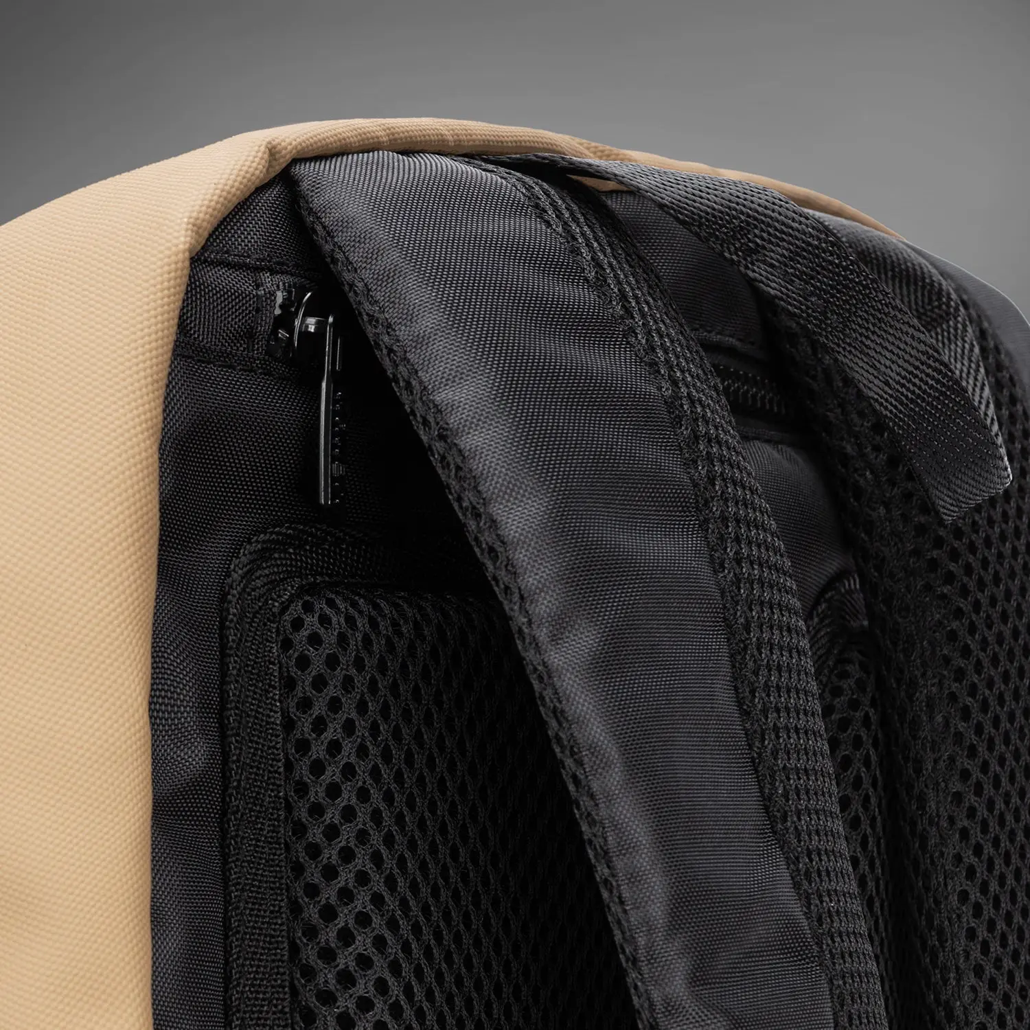 Venum Evo 2 Backpack (20-25L) - Black/Sand, детайл на цип и дръжка