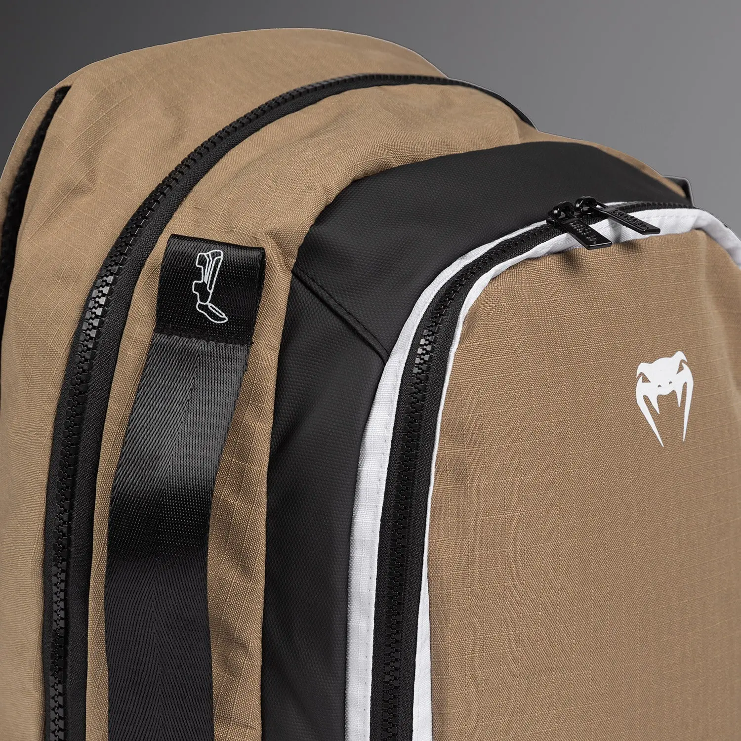 Venum Evo 2 Ripstop BackPack (20-25L) - Dune, страничен изглед с презрамки