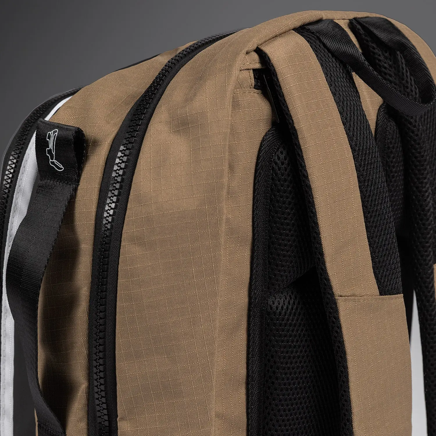 Venum Evo 2 Ripstop BackPack (20-25L) - Dune, детайл от ципове и лого