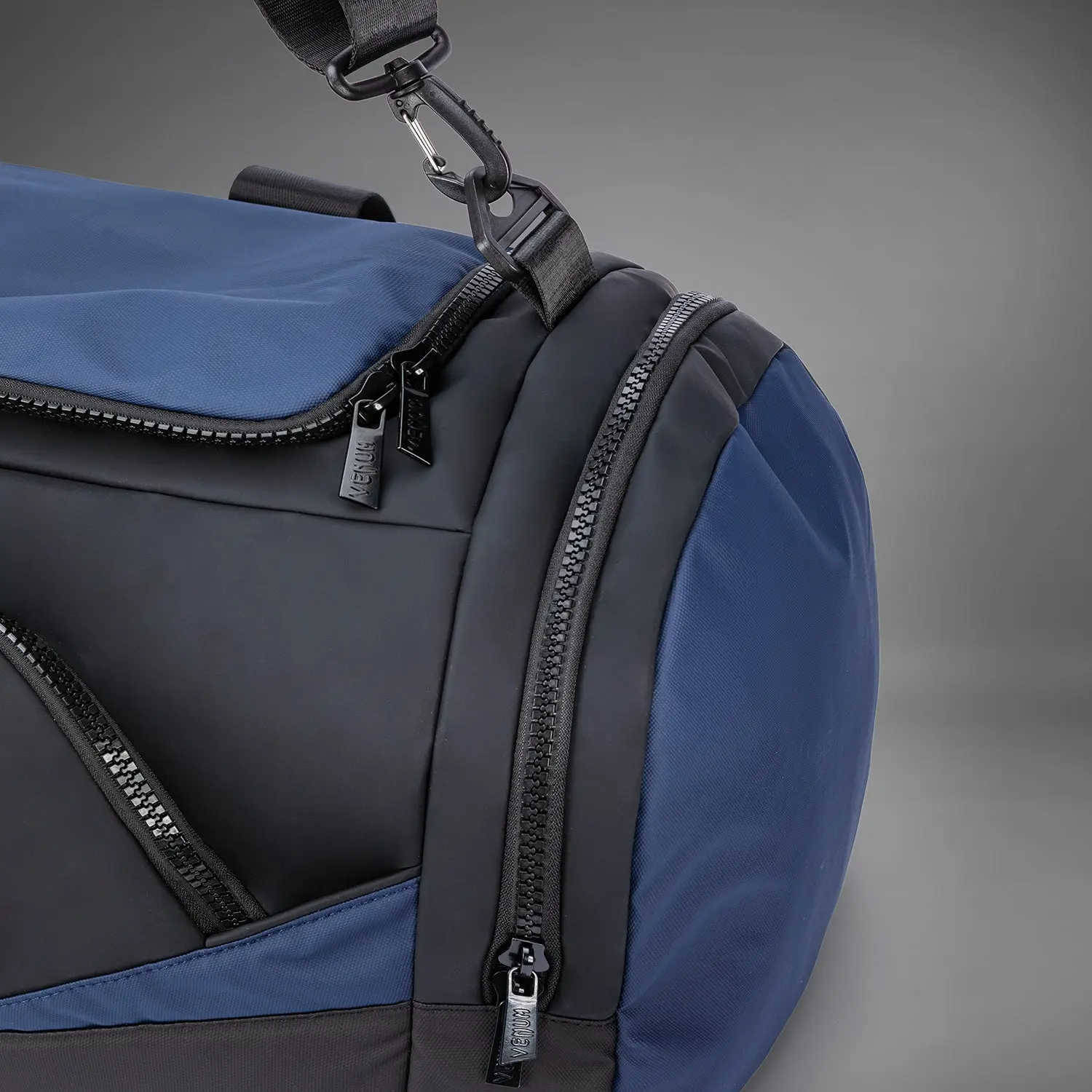 Venum Evo 2 Trainer Lite Duffle Bag (55-63L) - Black/Blue, изглед с регулируема презрамка