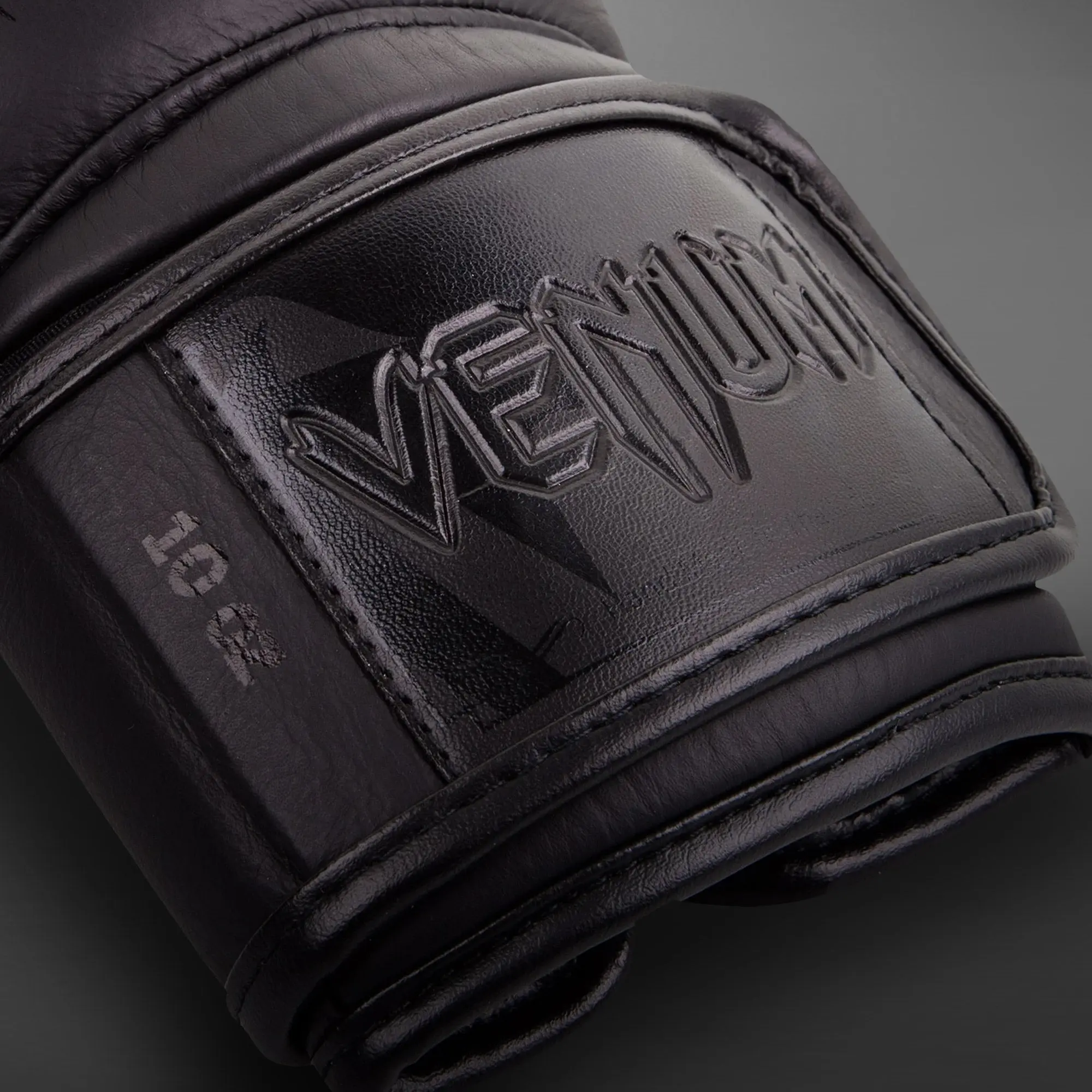 Venum Giant 3.0 Boxing Gloves - Nappa Leather - Black/Black преден изглед
