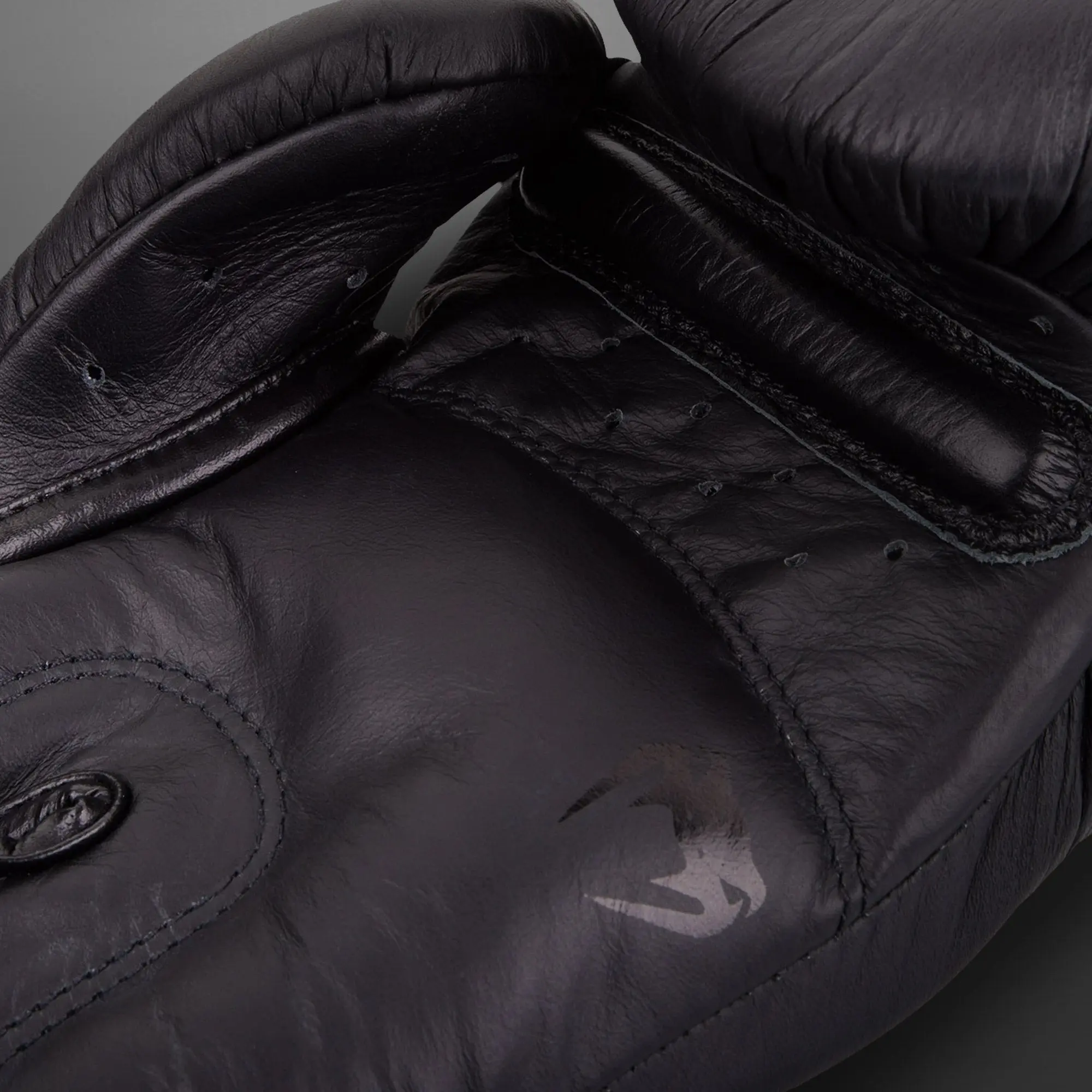 Venim Giant 3.0 Boxing Gloves - Nappa Leather - Black/Black, закопчаване с лого