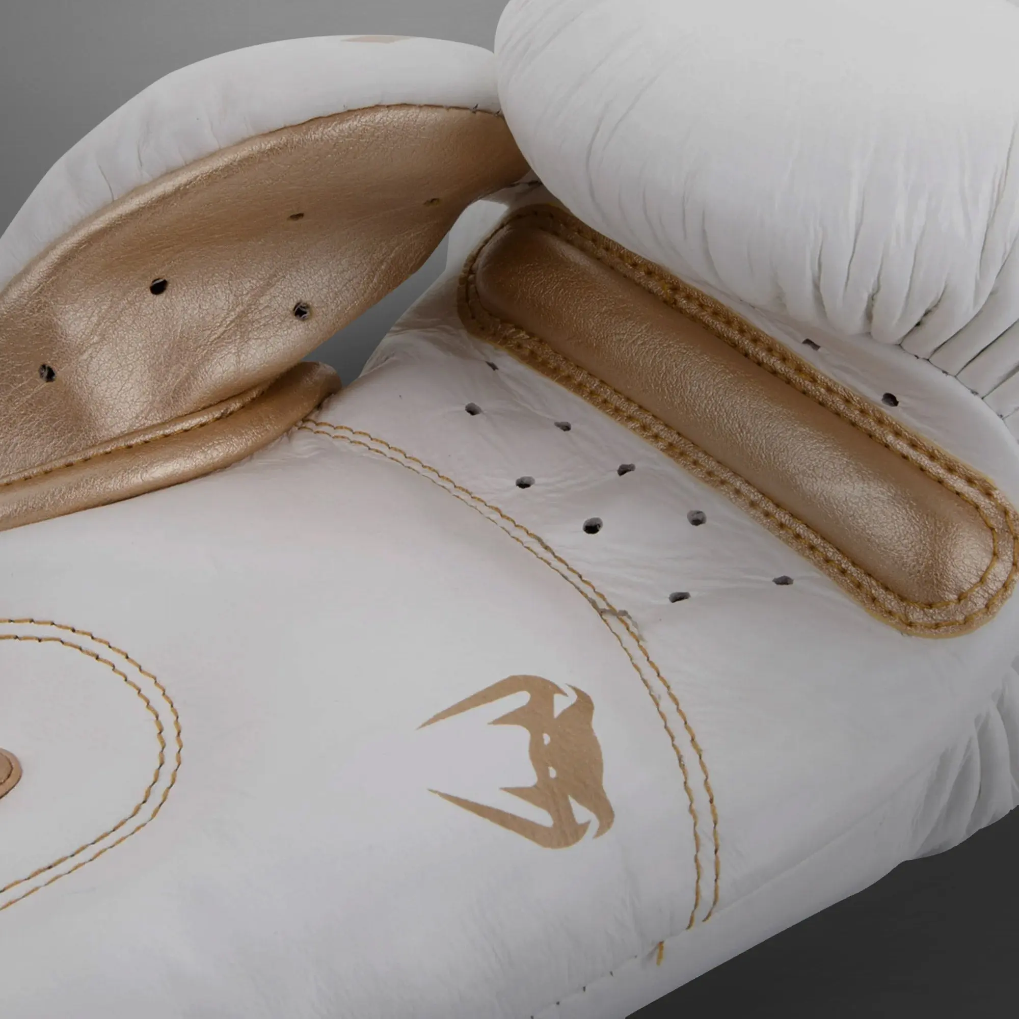 Venum Giant 3.0 Boxing Gloves - Nappa Leather - White/Gold, детайл на закопчаване