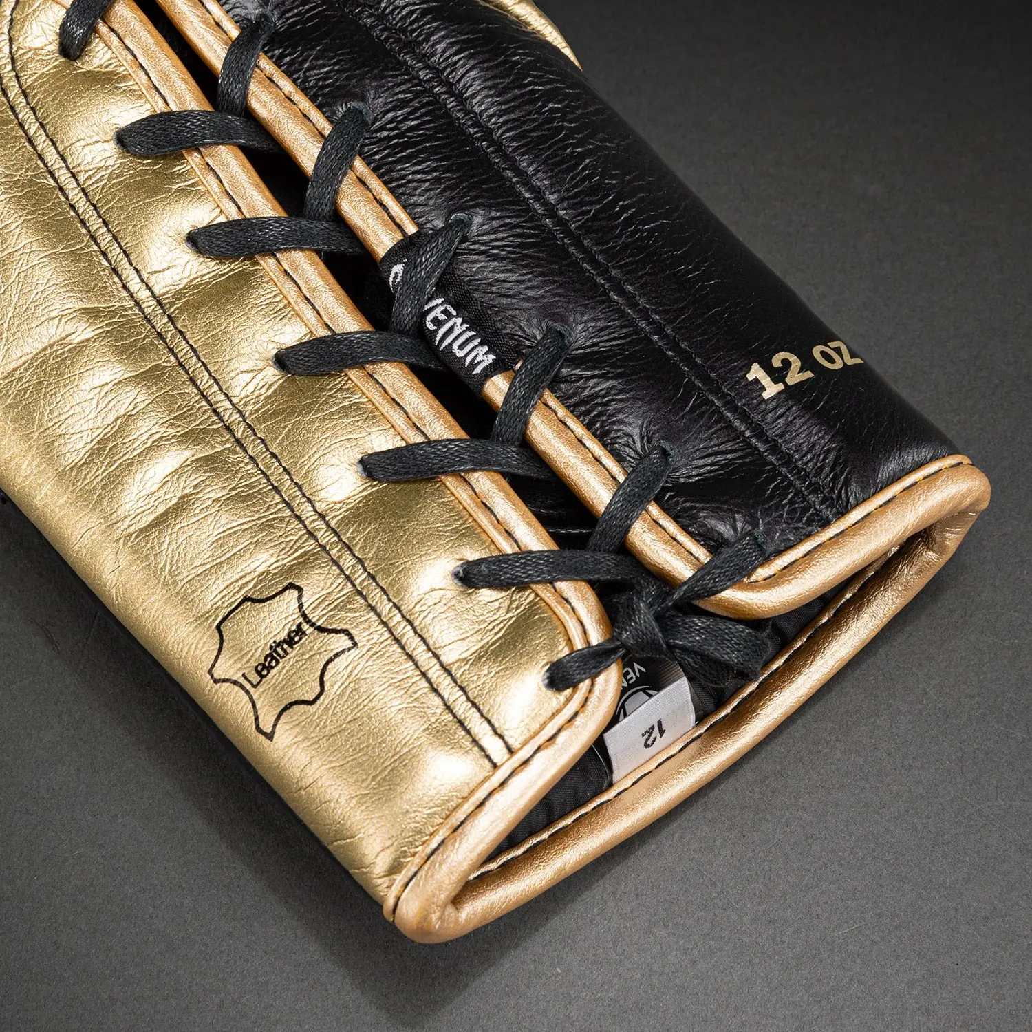 Venum Hammer Pro Boxing Gloves with Laces - Black/Gold, детайл от надпис Venum