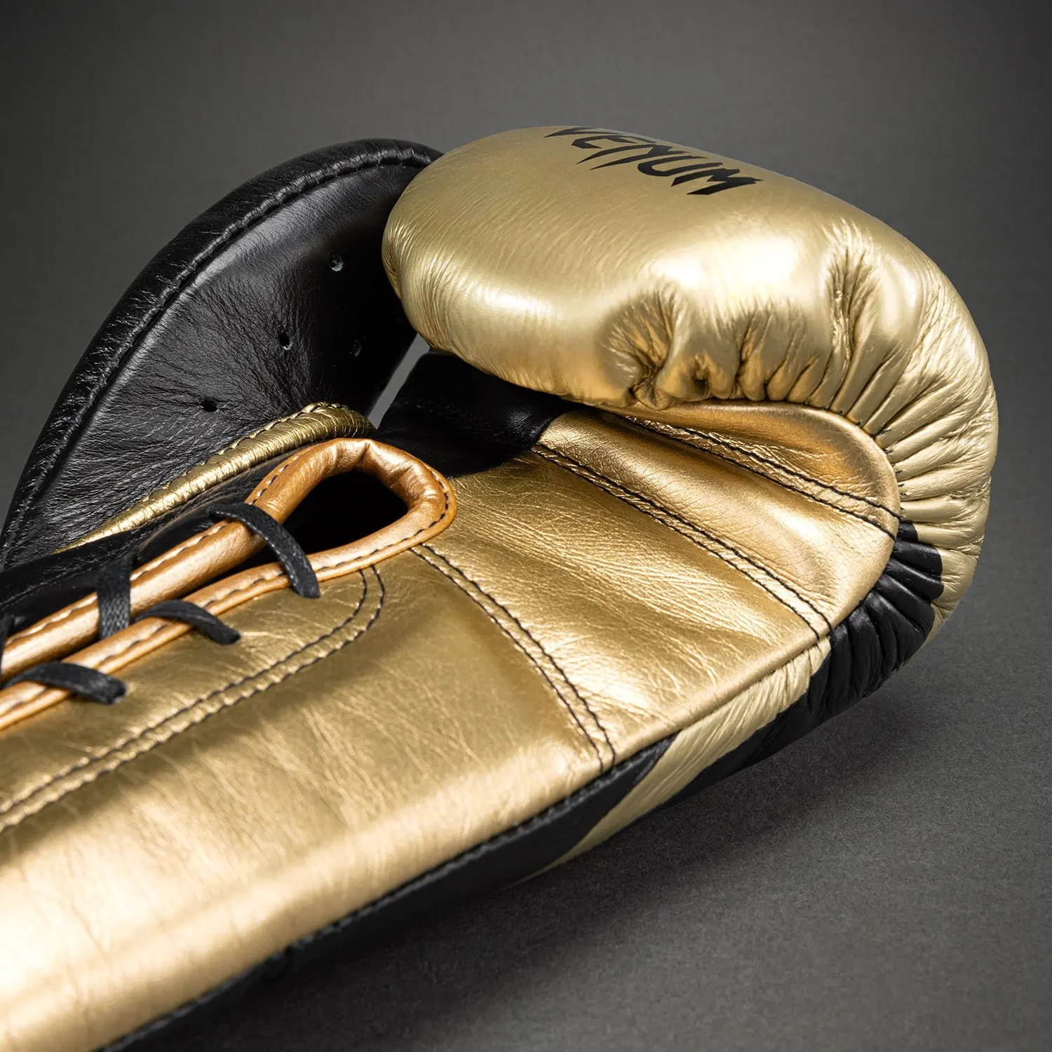 Venum Hammer Pro Boxing Gloves with Laces - Black/Gold, детайл от връзки и размер 12 oz