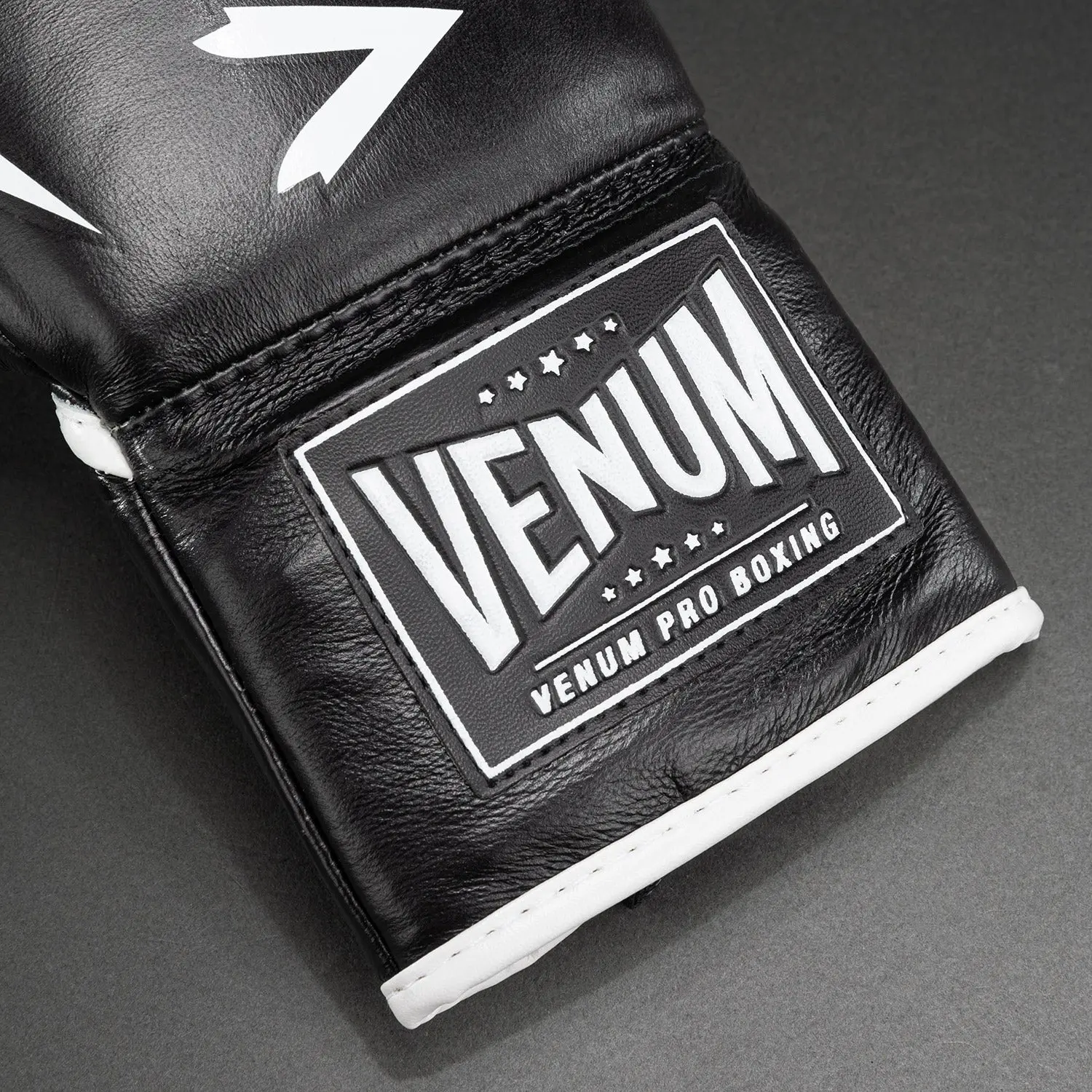 Venum Hammer Pro Boxing Gloves with Laces - Black/White предна част