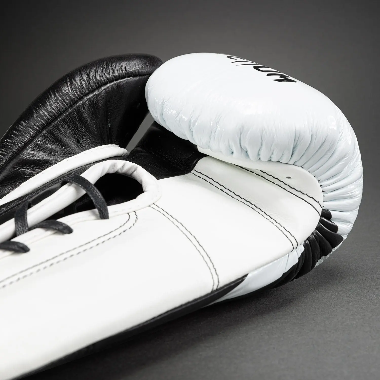 Venum Hammer Pro Boxing Gloves with Laces - Black/White детайл от връзките и размера