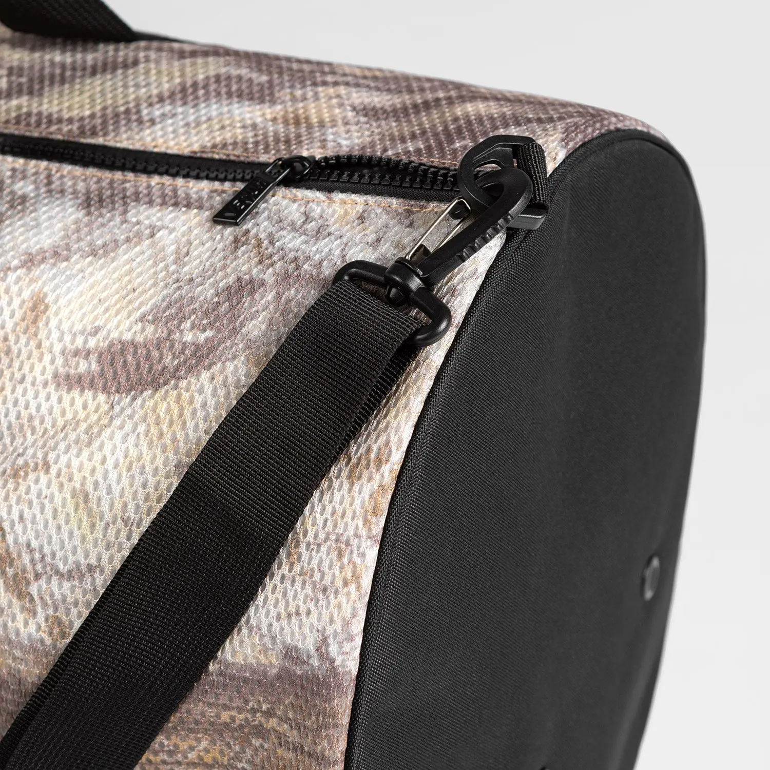 Venum Laser XT Realtree Duffle Bag - Desert Camo, преден план с етикети
