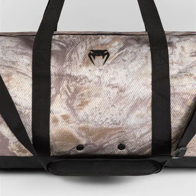 Venum Laser XT Realtree Duffle Bag - Desert Camo, детайл на цип и каишка