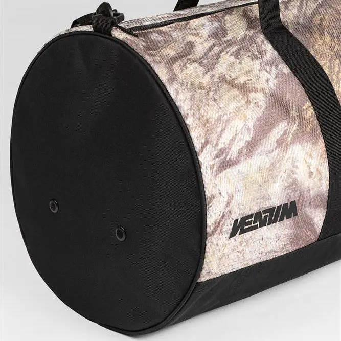 Venum Laser XT Realtree Duffle Bag - Desert Camo, детайл с етикет Venum и Realtree