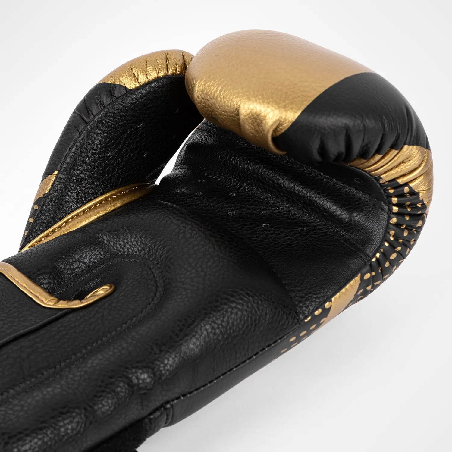Venum Lightning Boxing Gloves - Gold/Black етикет с лого