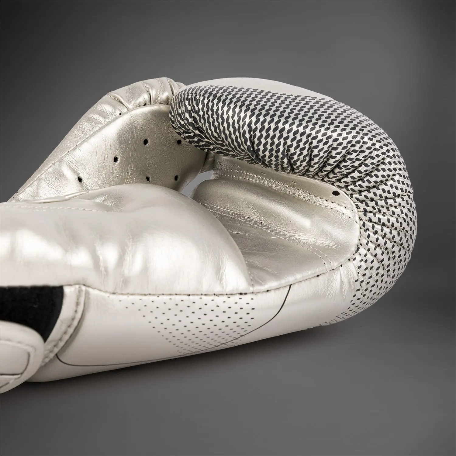 Venum Nexus Boxing Gloves - Silver/Black детайл лого