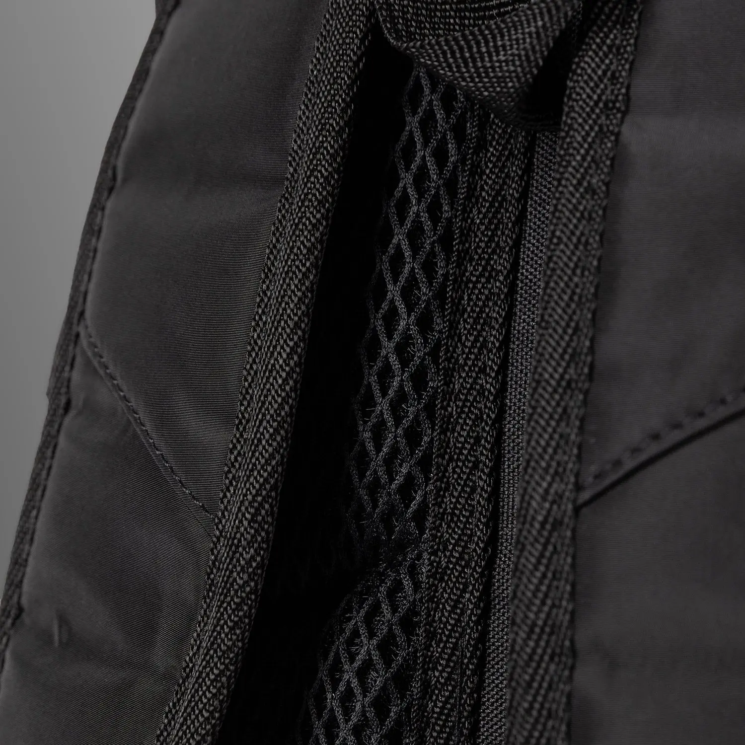 Venum Shockwave Backpack (20-25L)- Black, близо до етикета Venum