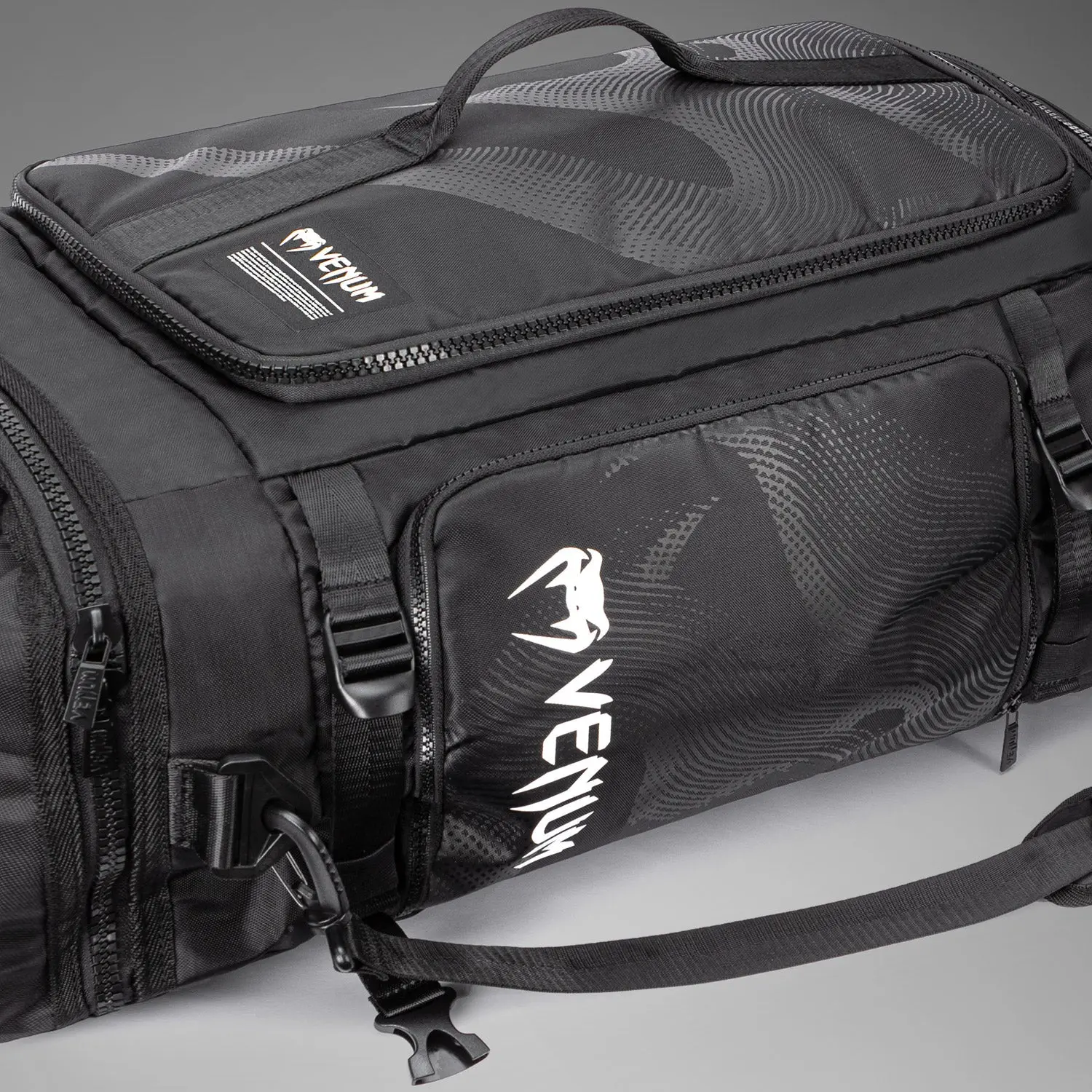 Venum Shockwave Convertible Sports Bag (48L) - Black, детайл отстрани с вентилация