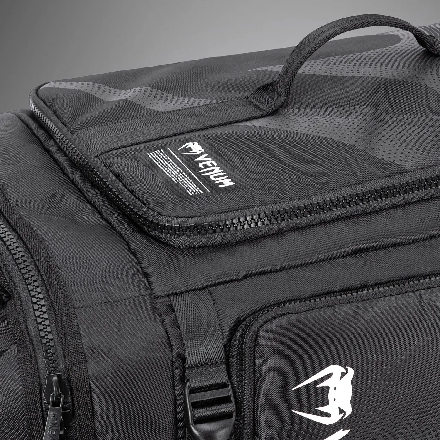 Venum Shockwave Convertible Sports Bag (48L) - Black, детайл на преден джоб с лого Venum