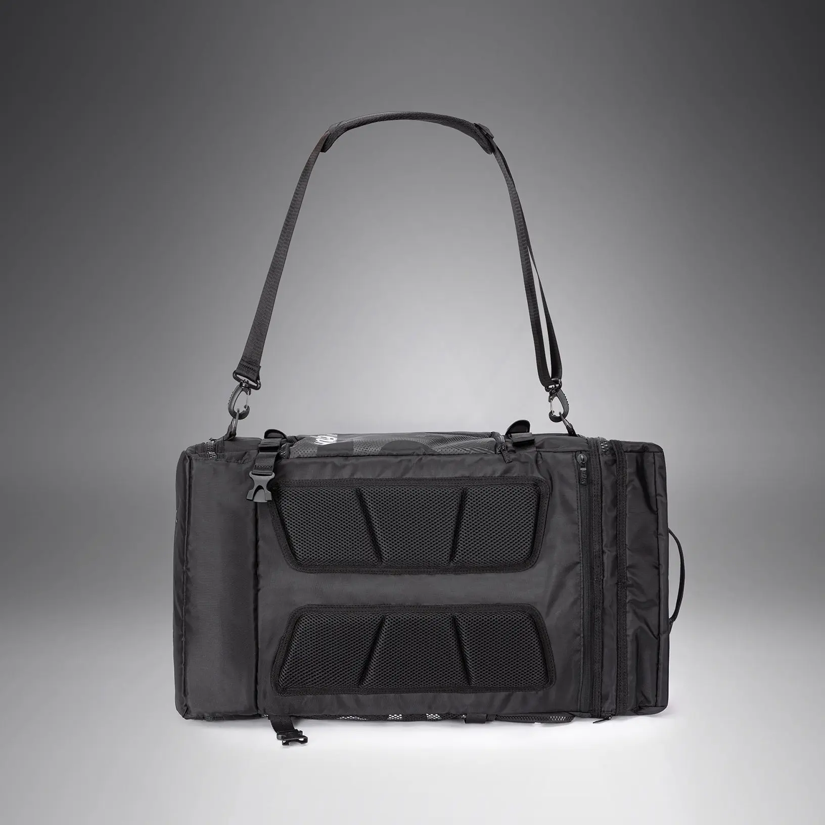 Venum Shockwave Convertible Sports Bag (48L) - Black, детайл на горен джоб с етикет