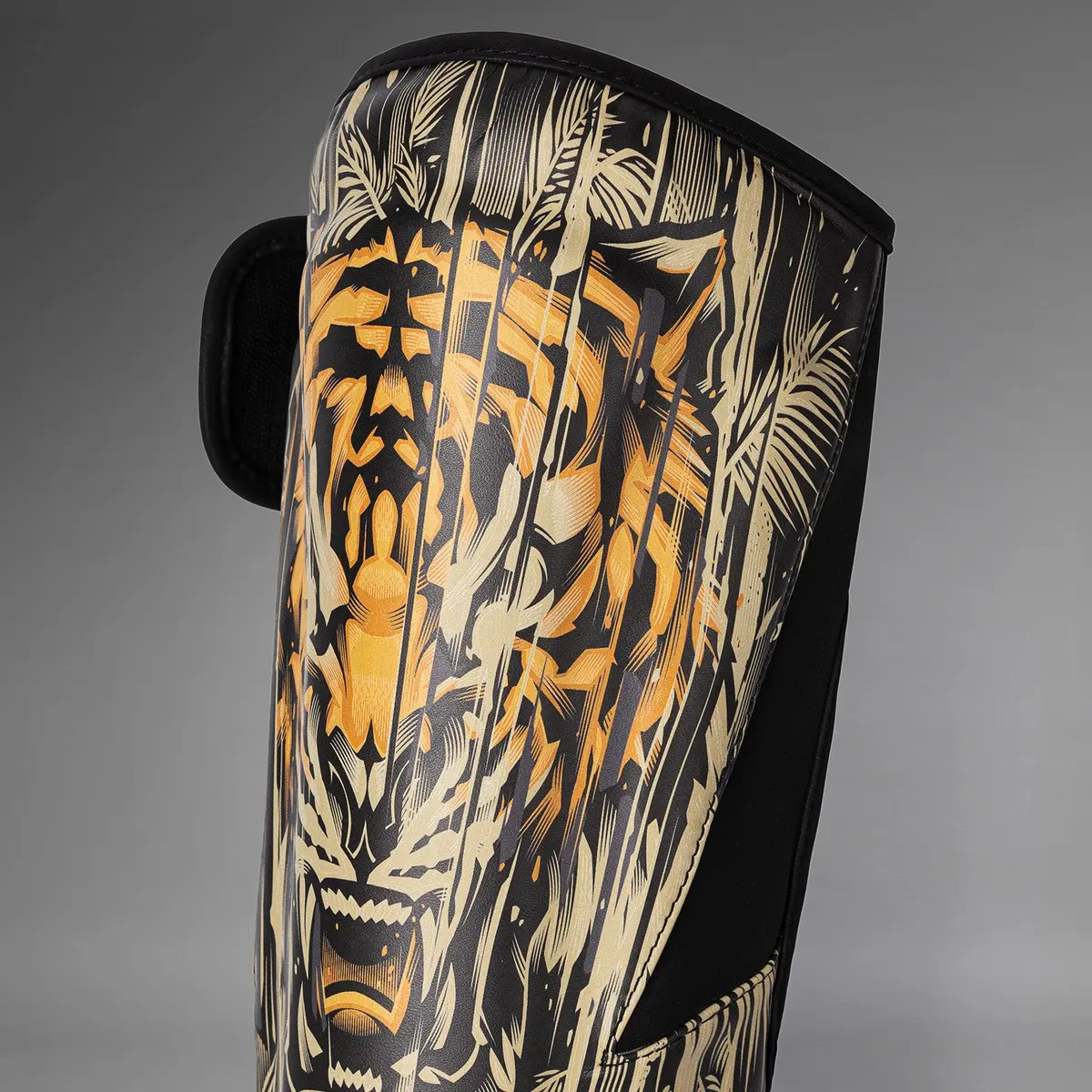 Venum Tiger Shin Guards - Black/Neon Orange преден изглед на протектора за стъпало