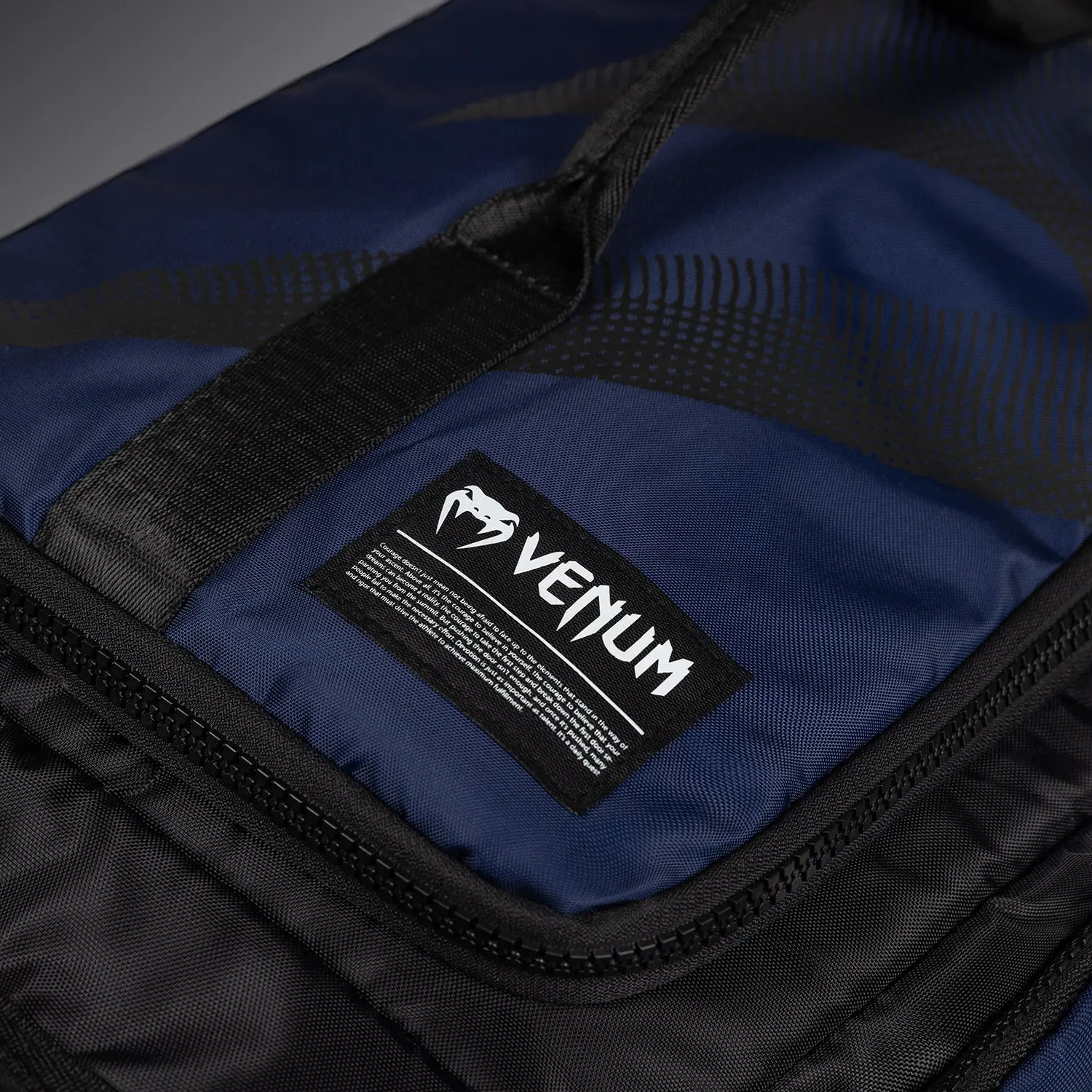 Venum Trainer Hybrid sports bag - Midnight Blue, изглед с презрамка