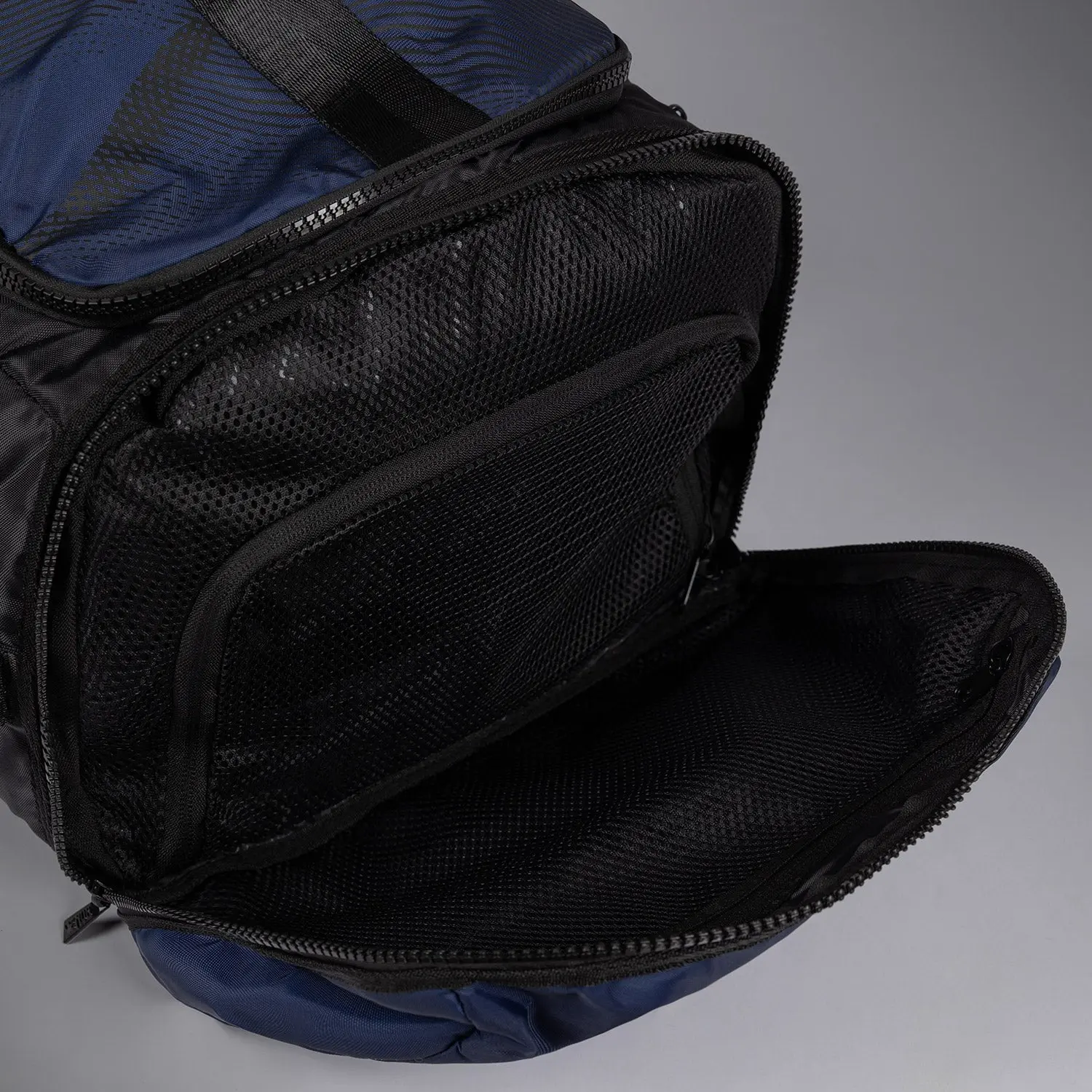Venum Trainer Hybrid sports bag - Midnight Blue, отворен преден джоб