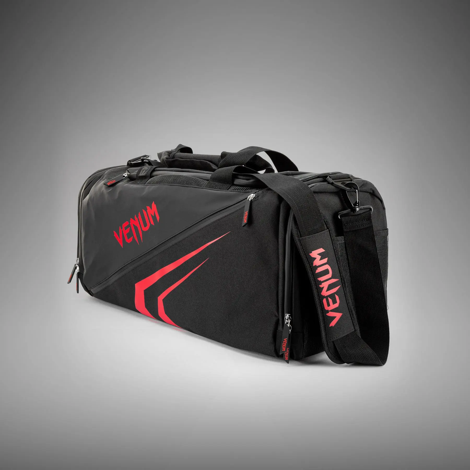 Мъж с Venum Trainer Lite Evo Sports Bags (48L) - Black/Red
