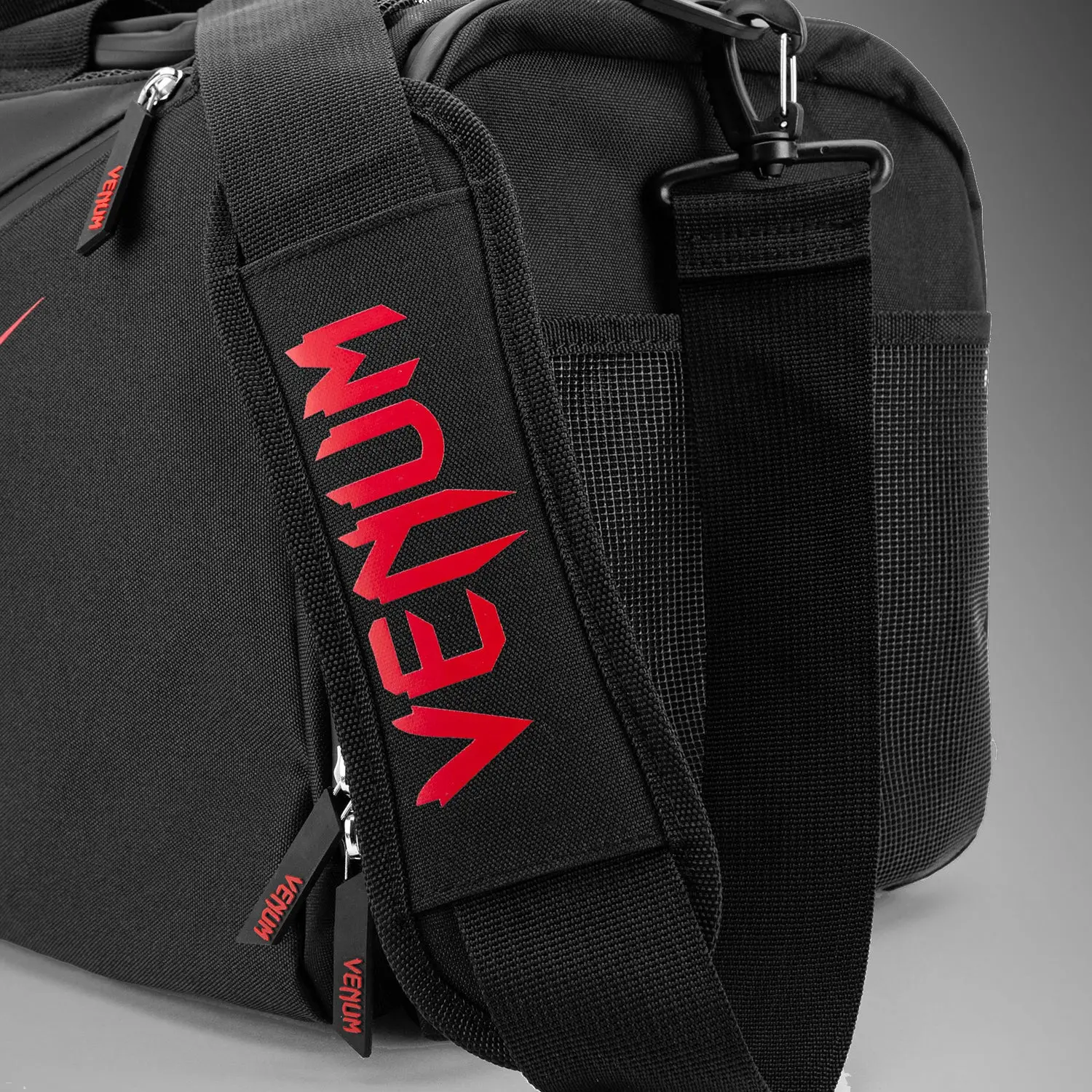 Venum Trainer Lite Evo Sports Bags (48L) - Black/Red, детайли на циповете