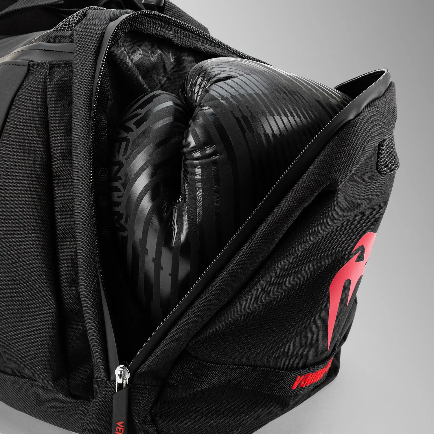 Venum Trainer Lite Evo Sports Bags (48L) - Black/Red, презрамка с лого