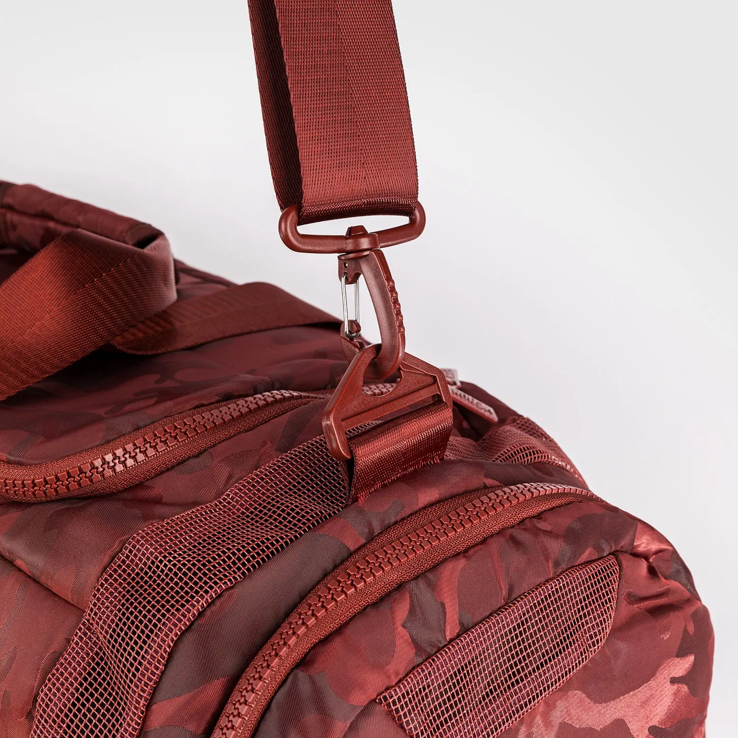 Venum Trainer Lite Sports Bag (48L) - Camo/Burgundy, изглед с окачена презрамка