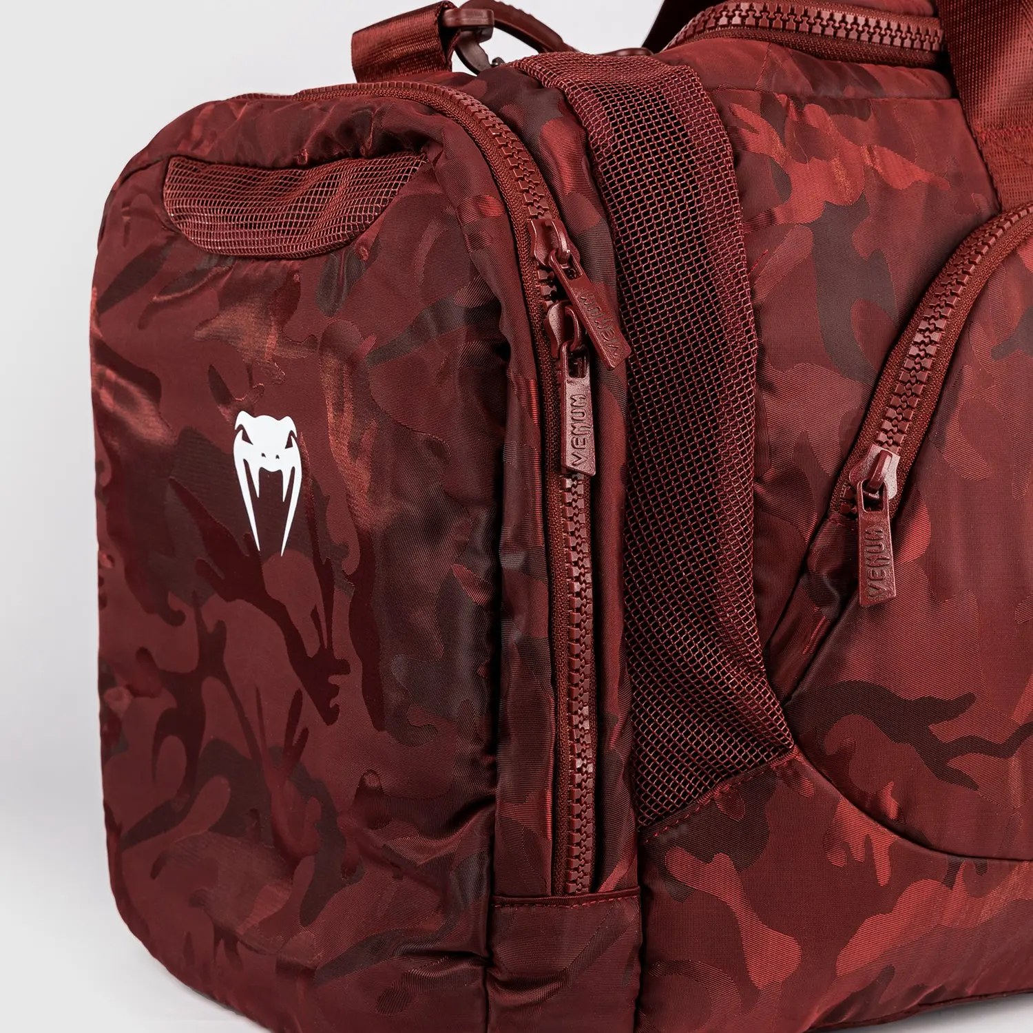Venum Trainer Lite Sports Bag (48L) - Camo/Burgundy, детайл на страничен джоб с лого